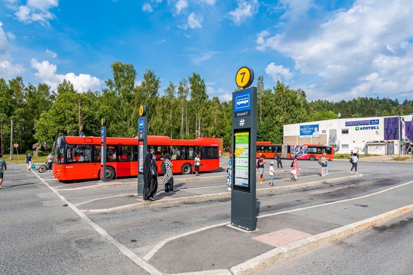 Buss-sentral på Grorud med flere alternative ruter. Galleribilde