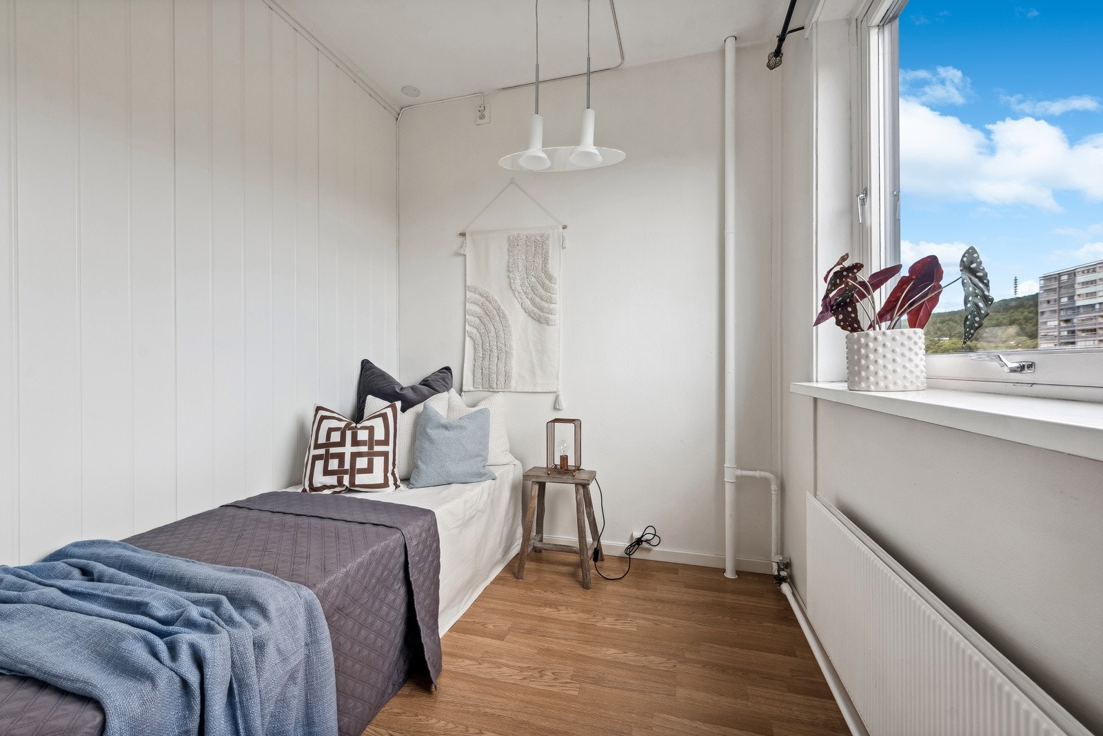 Ombygget leilighet som gir eget soverom med stort vindu og utsikt. Galleribilde