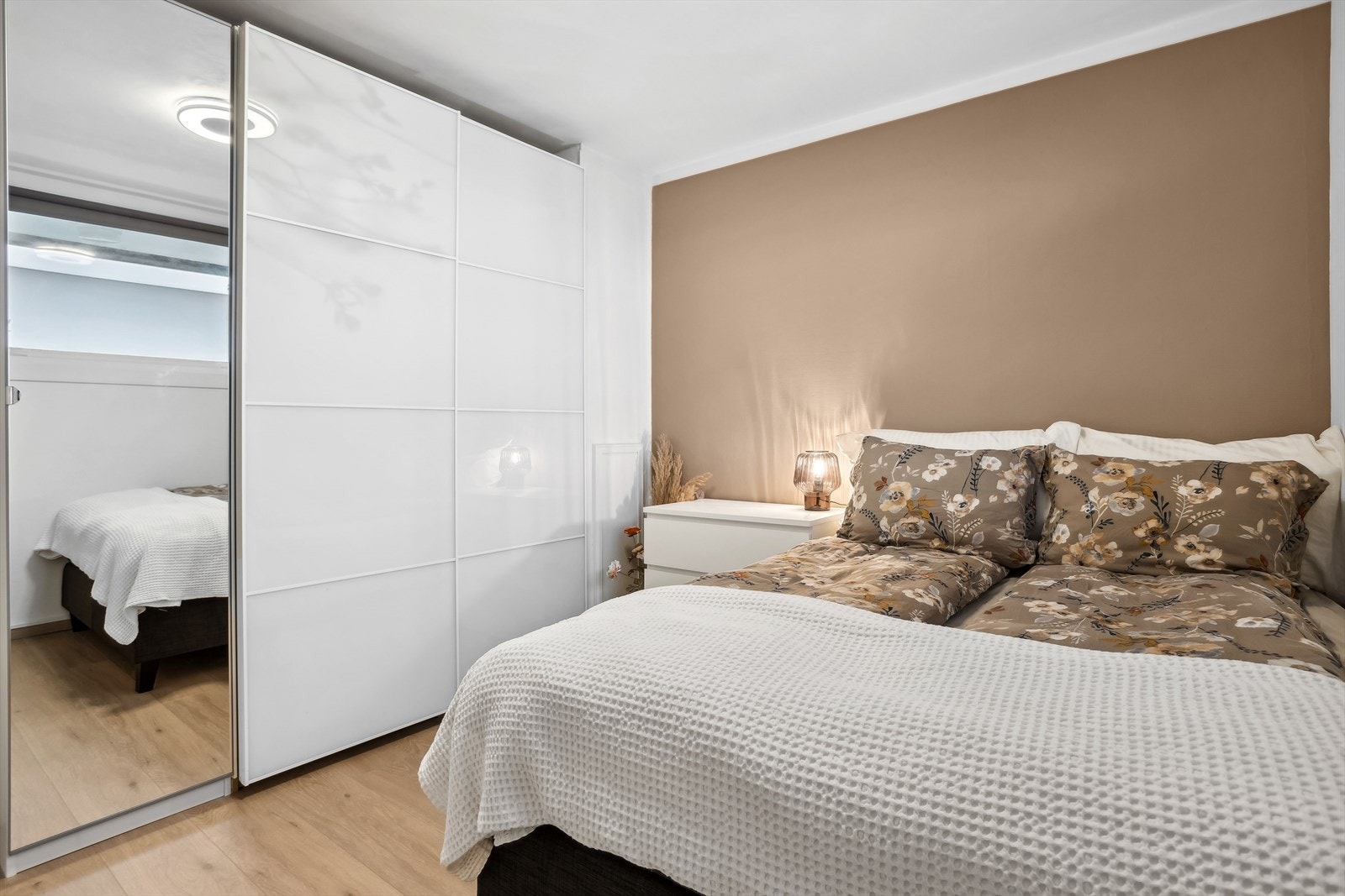 Det andre soverommet har også god plass til dobbeltseng og garderobe. Begge rommene er malt flotte lune farger. Galleribilde