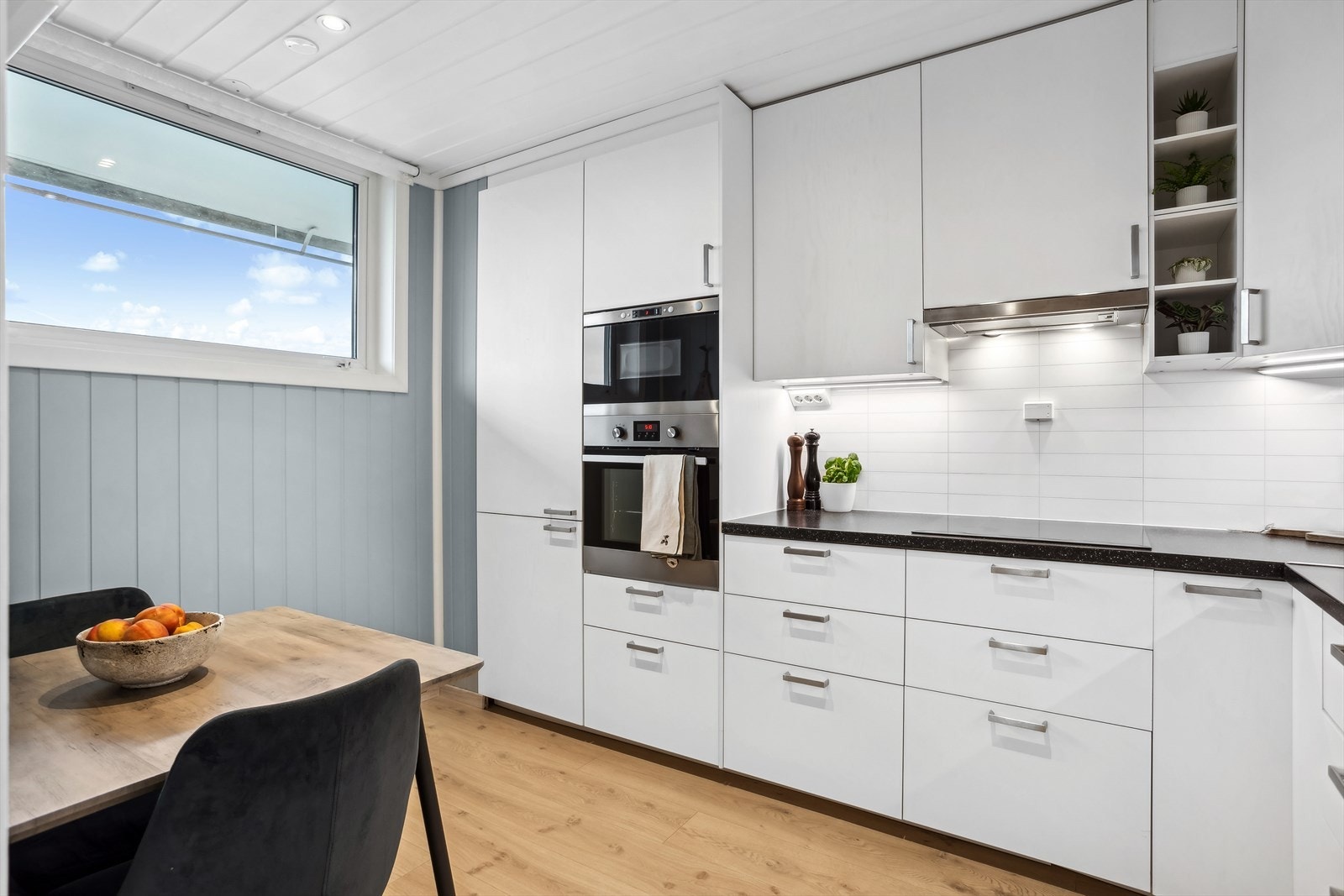 Her er det massevis av naturlig lys, samt plass til et frokostbord og stoler. Galleribilde