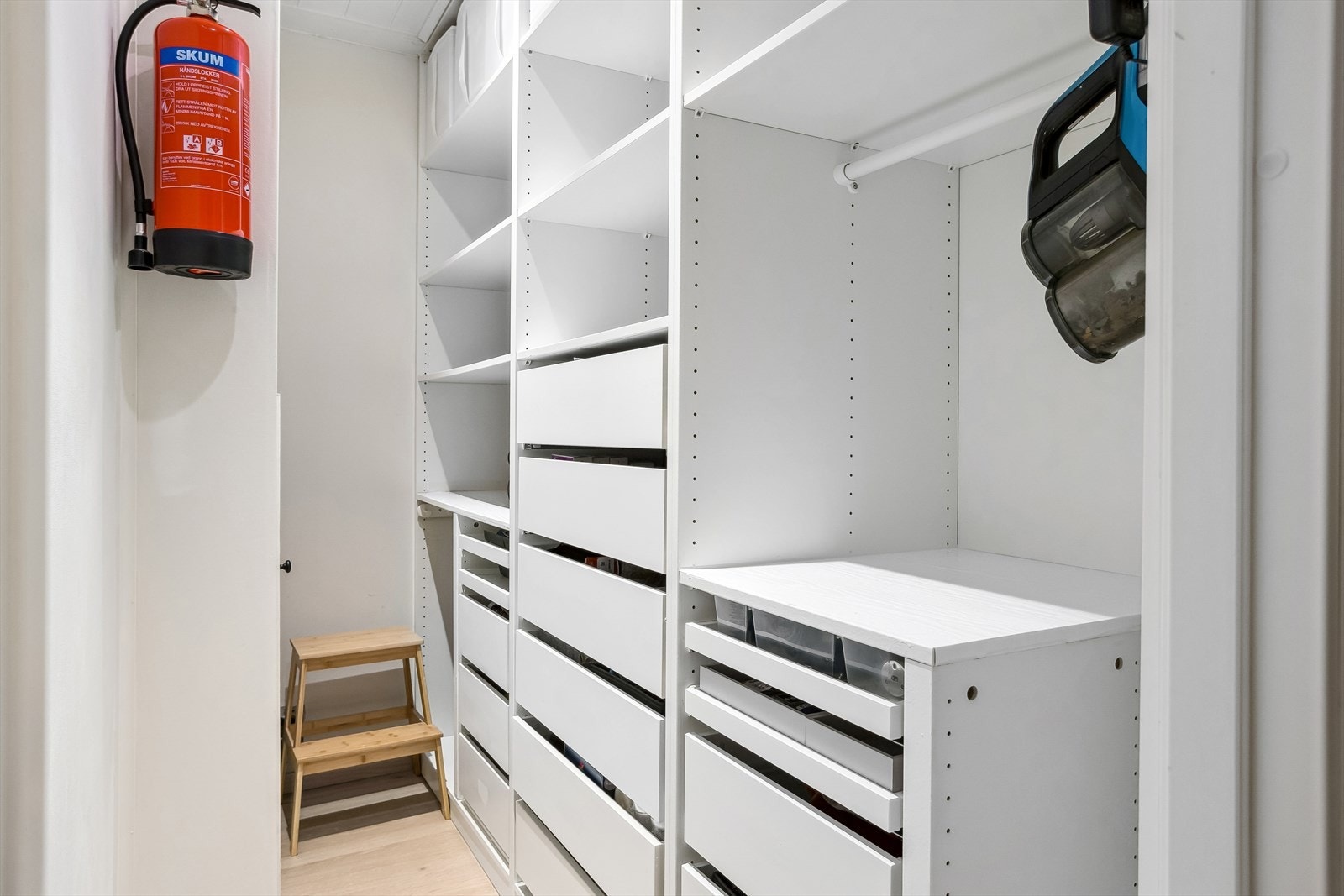 I leilighetens bod er det god plass å lagre hva enn man måtte trenge. Boden er i dag innredet med en plassbesparende skap- og skuffeløsning. Galleribilde