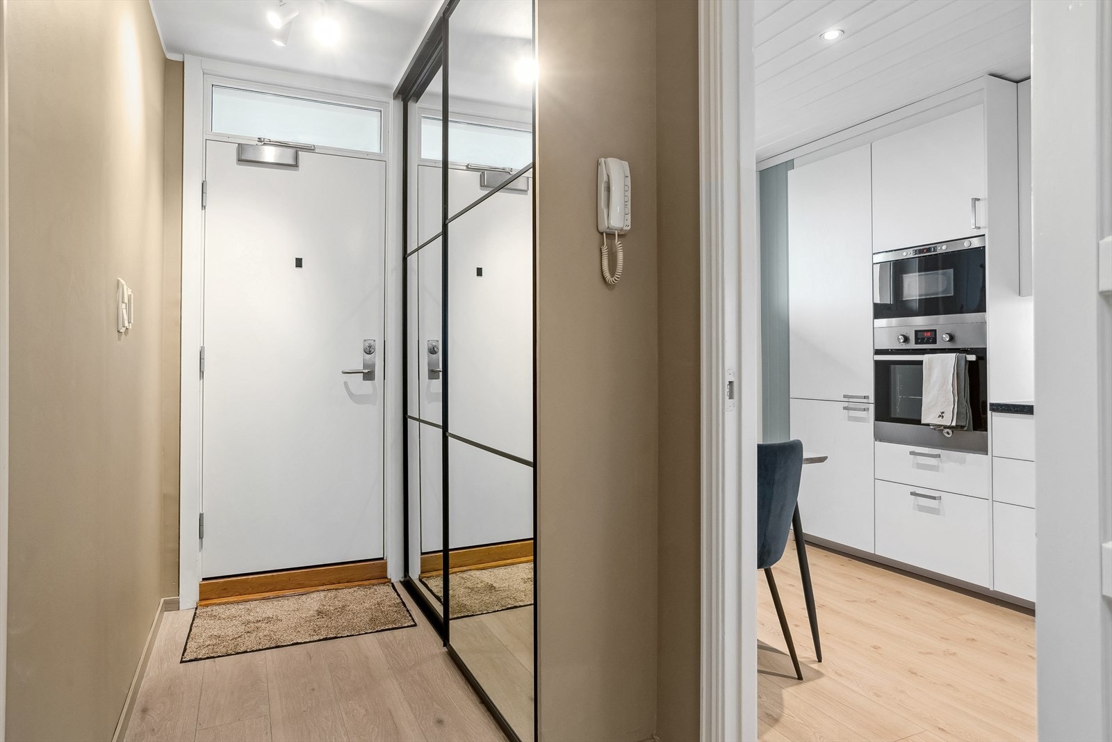 Det første som møter deg er entreèn med en lekker farge, samt stor skyvedørsgarderobe med speil med massevis av plass til både yttertøy og oppbevaring. Galleribilde