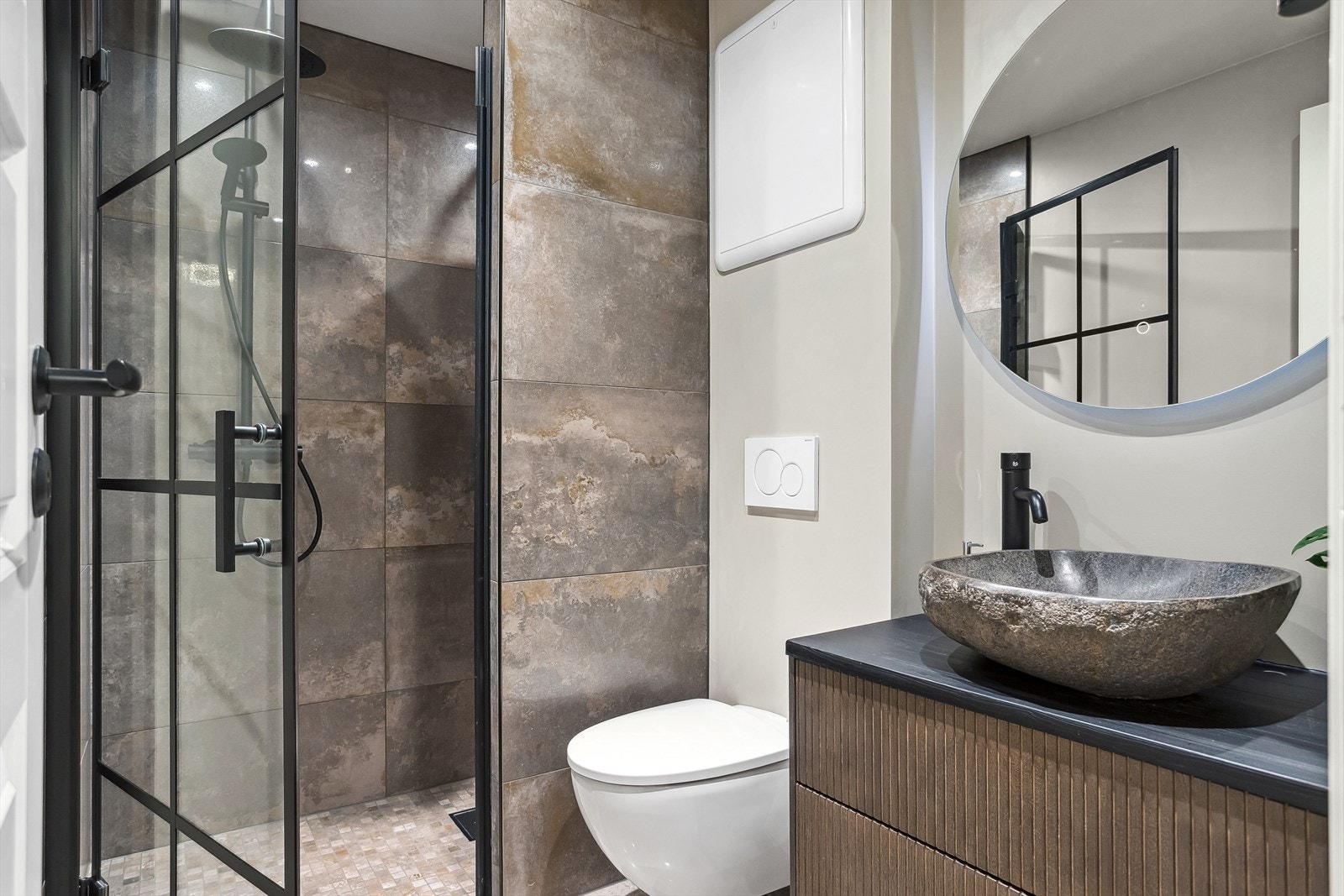 Badet på 4 m² ble totalrenovert i 2022 av VVS Rørmontasje AS, og er innredet med stilige materialer. Galleribilde
