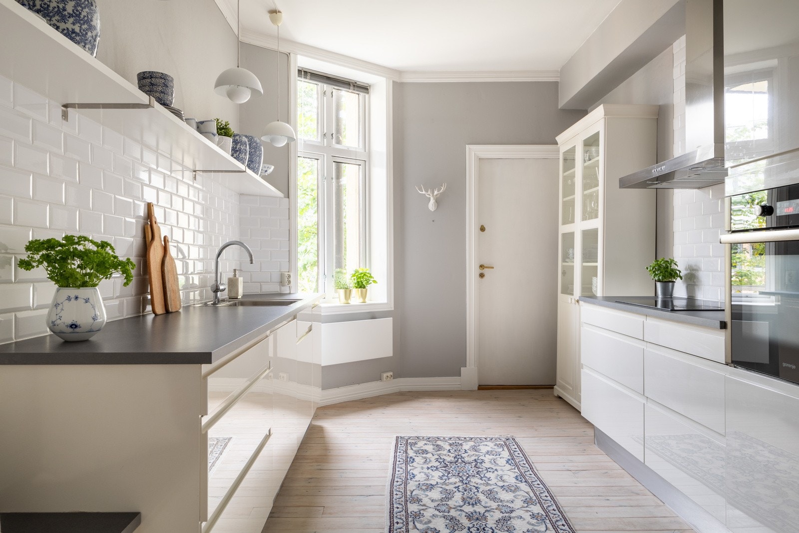 Moderne HTH kjøkkeninnredning fra 2013 med lyse glatte fronter. Galleribilde