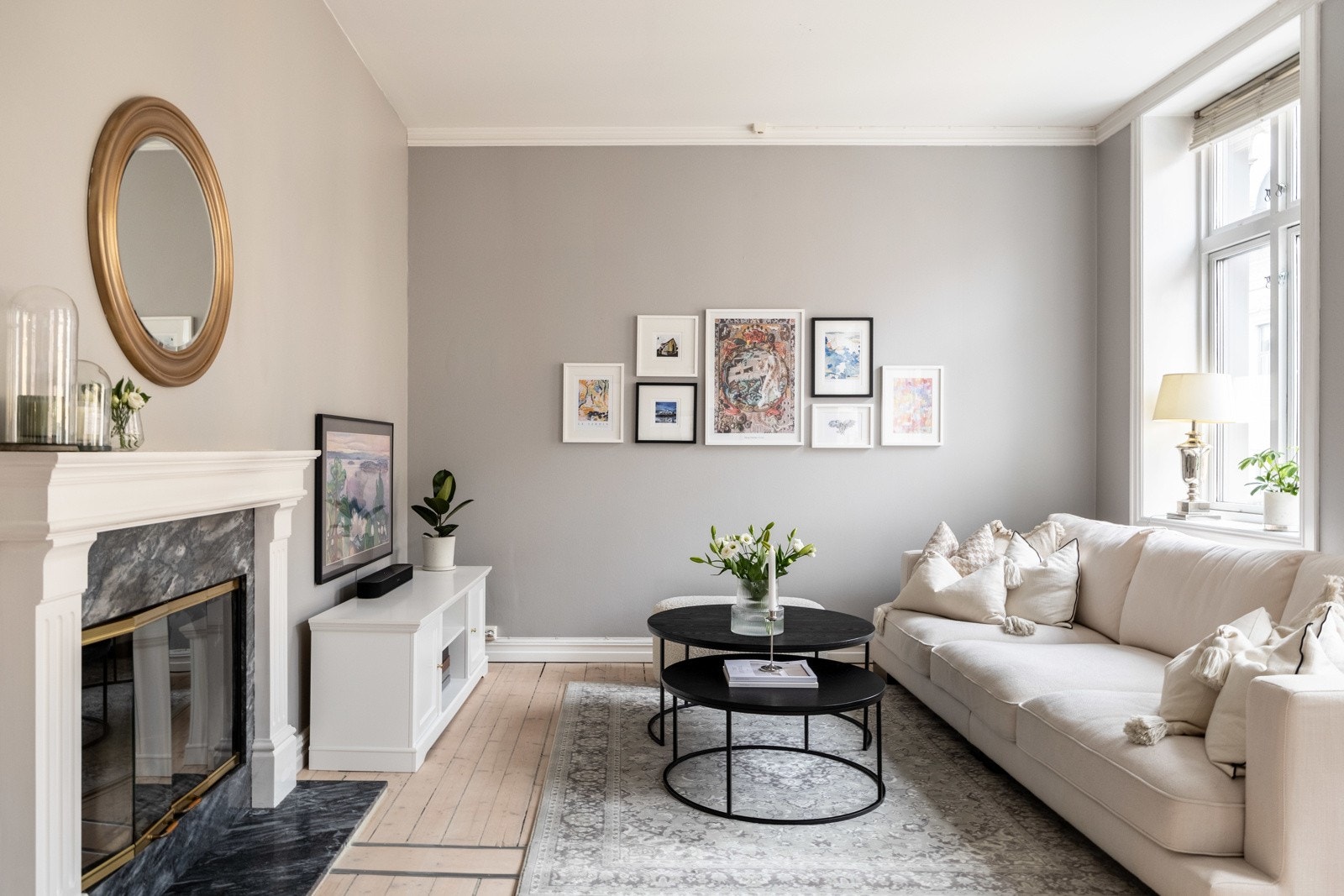 Leiligheten har store vindusflater som slipper inn mye naturlig lys. Galleribilde