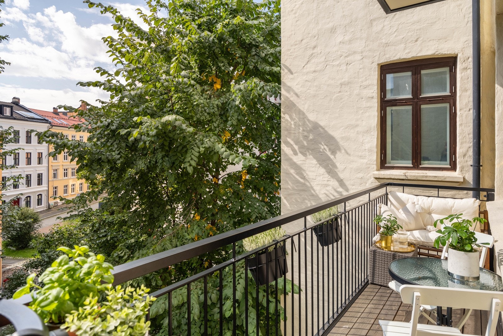 Klassisk bygårdsleilighet i et ettertraktet og rolig nabolag med solrik balkong vendt mot bakgård. Galleribilde