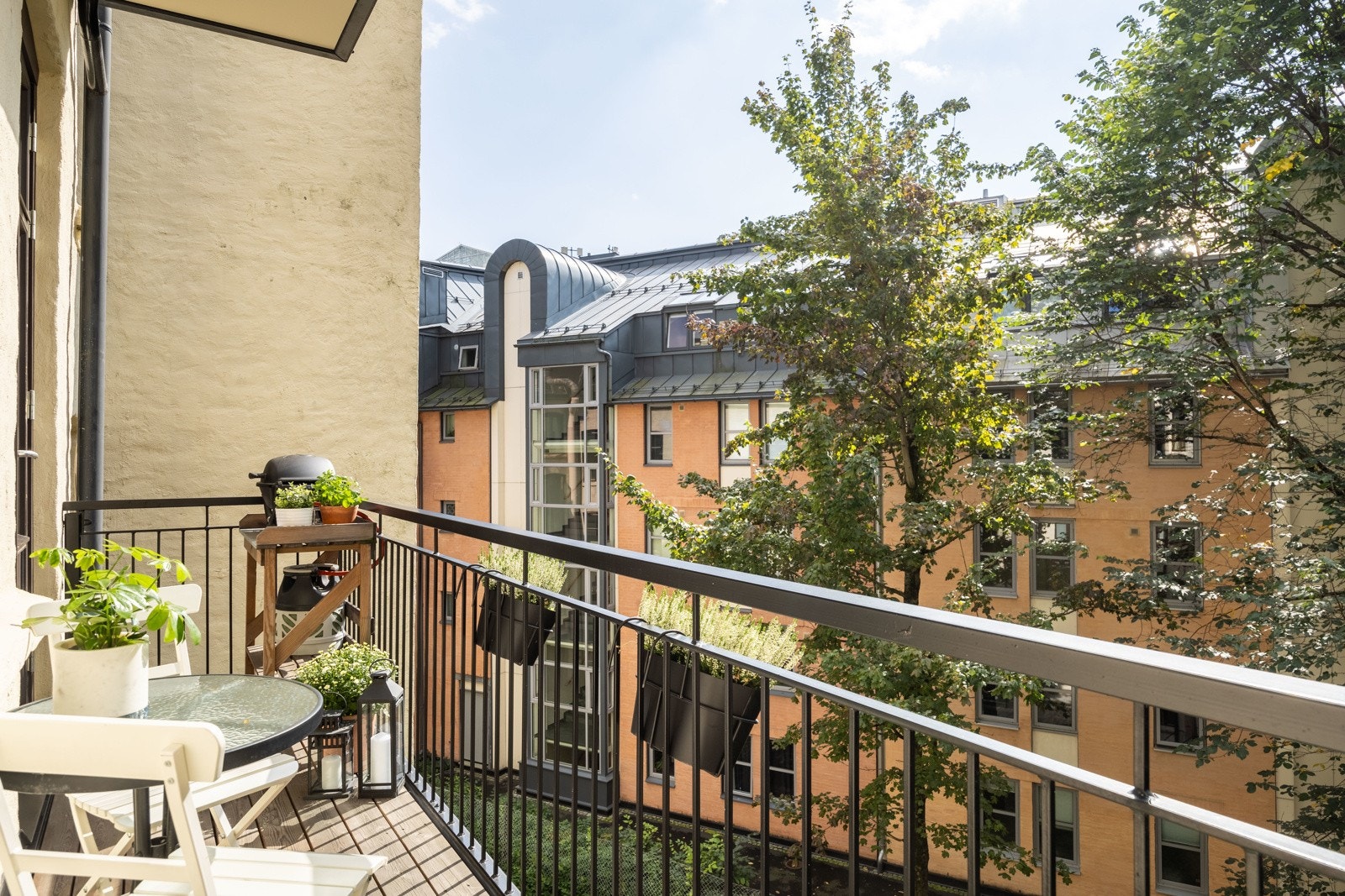 Sydvestvendt balkong fra 2018 på 7 kvm vendt mot rolig bakgård. Galleribilde