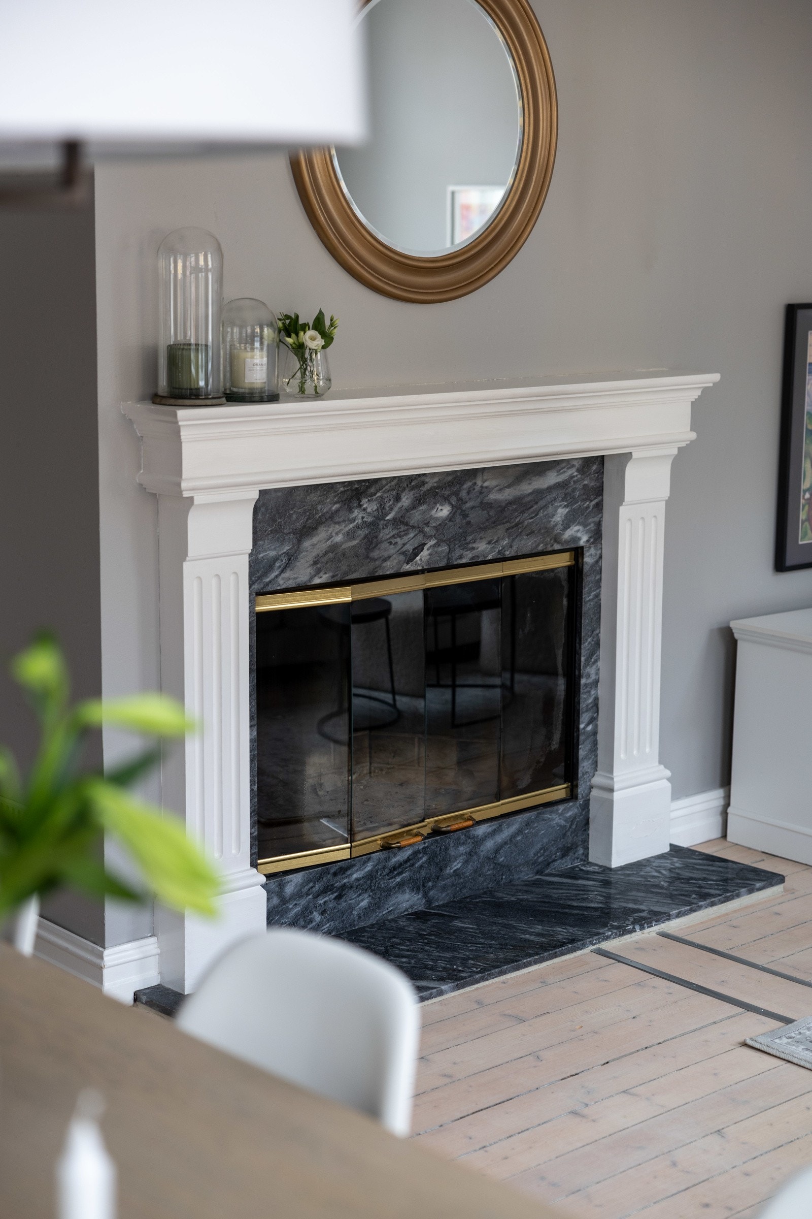 Moderne peisovn i marmor og teglsteinsmur, samt glassdører. Galleribilde