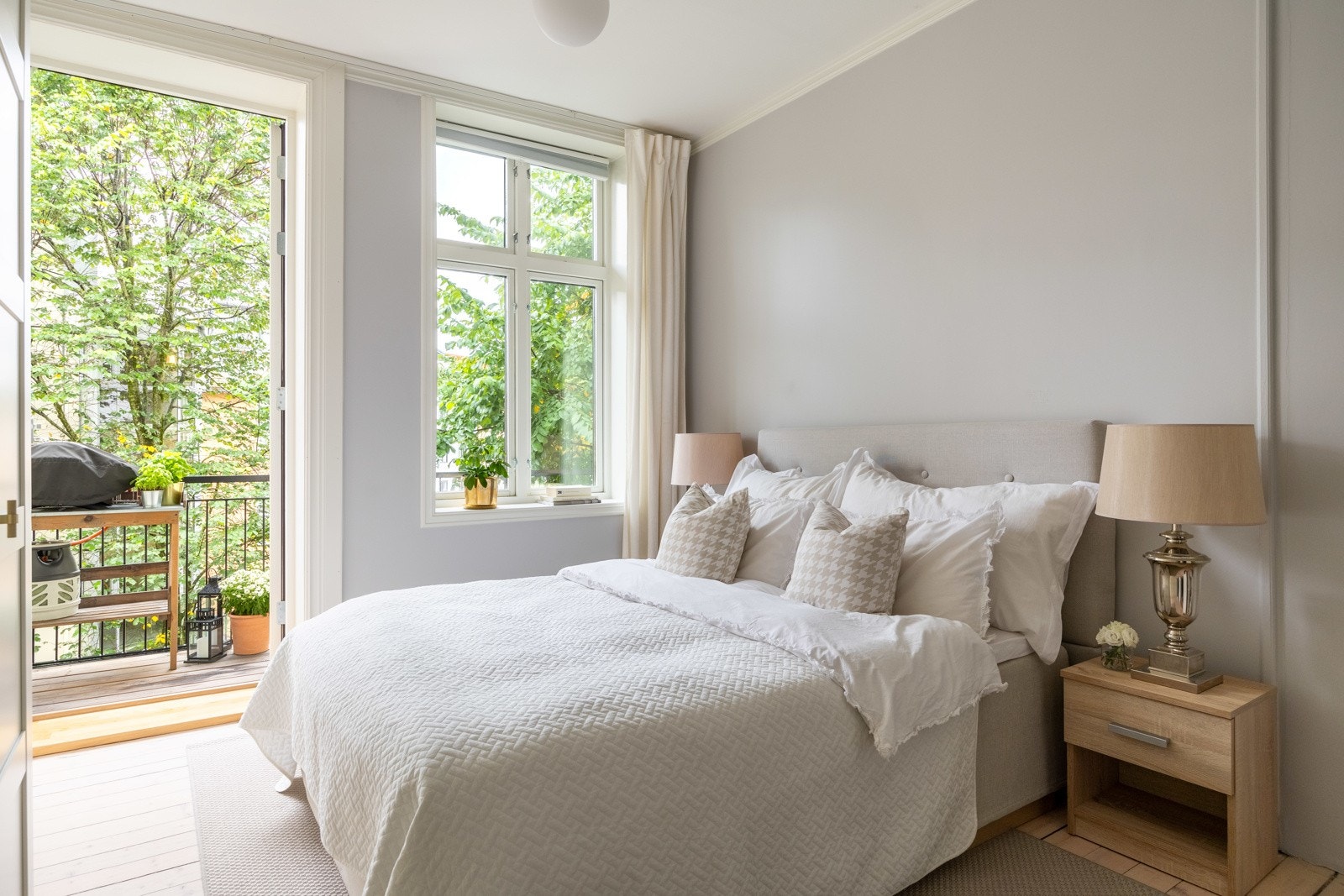 Stort og lyst hovedsoverom med garderobe og utgang til sydvestvendt balkong. Galleribilde