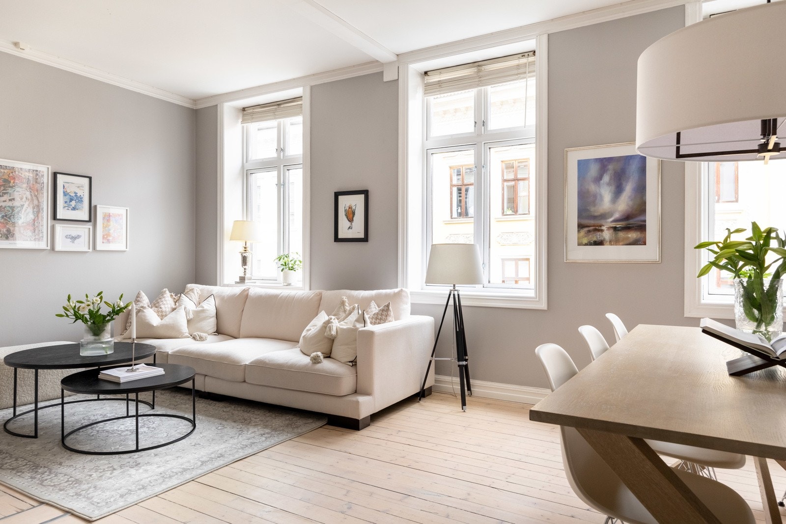 Stuen er stor og romslig med plass til både sofa- og spiseseksjon. Galleribilde