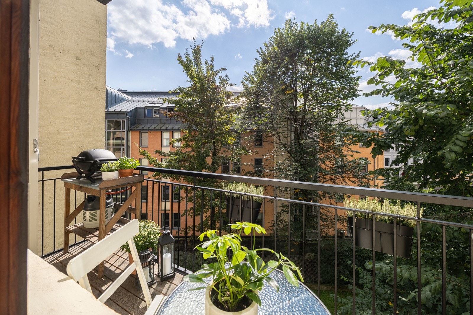 Balkongen har gode solforhold fra 10:30 - 18:30 på sommerstid. Galleribilde