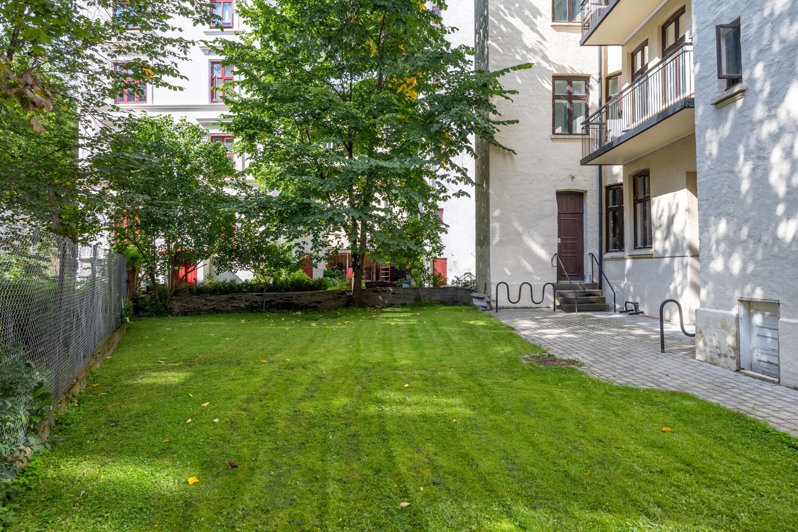 Felles, hyggelig bakgård. Galleribilde