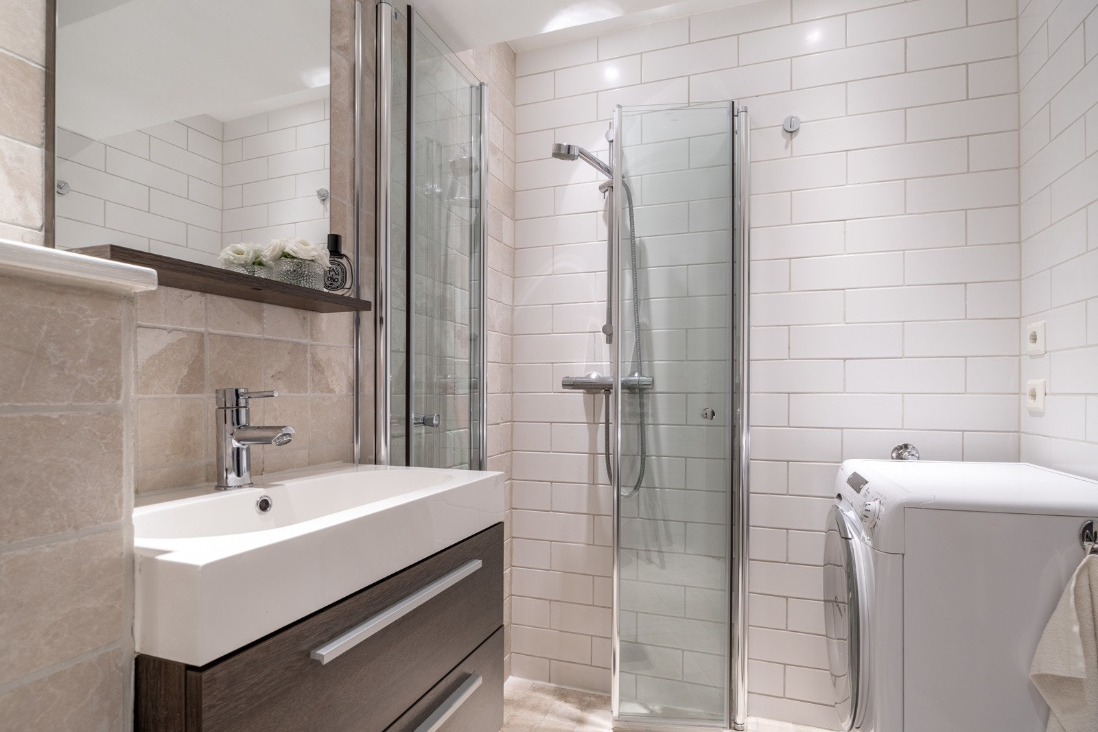 Kombinert vaskemaskin med tørketrommel som medfølger salget. LED-spotter i tak med dimming. Galleribilde