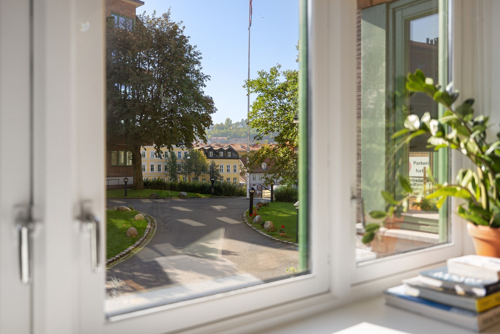 Sentral, men tilbaketrukket beliggenhet. Galleribilde