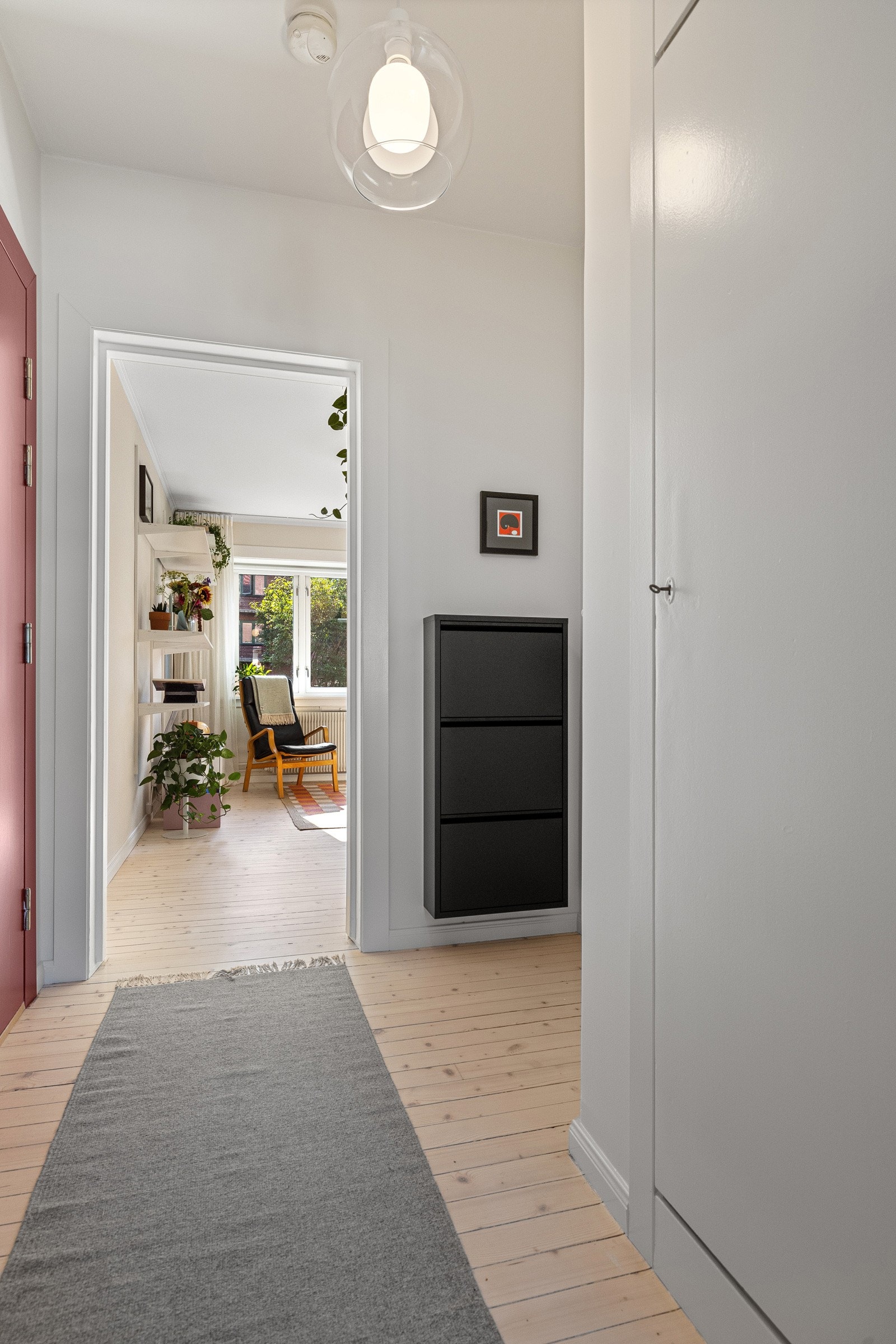 Innbydende entré med plass til oppbevaring og oppheng av yttertøy. Galleribilde