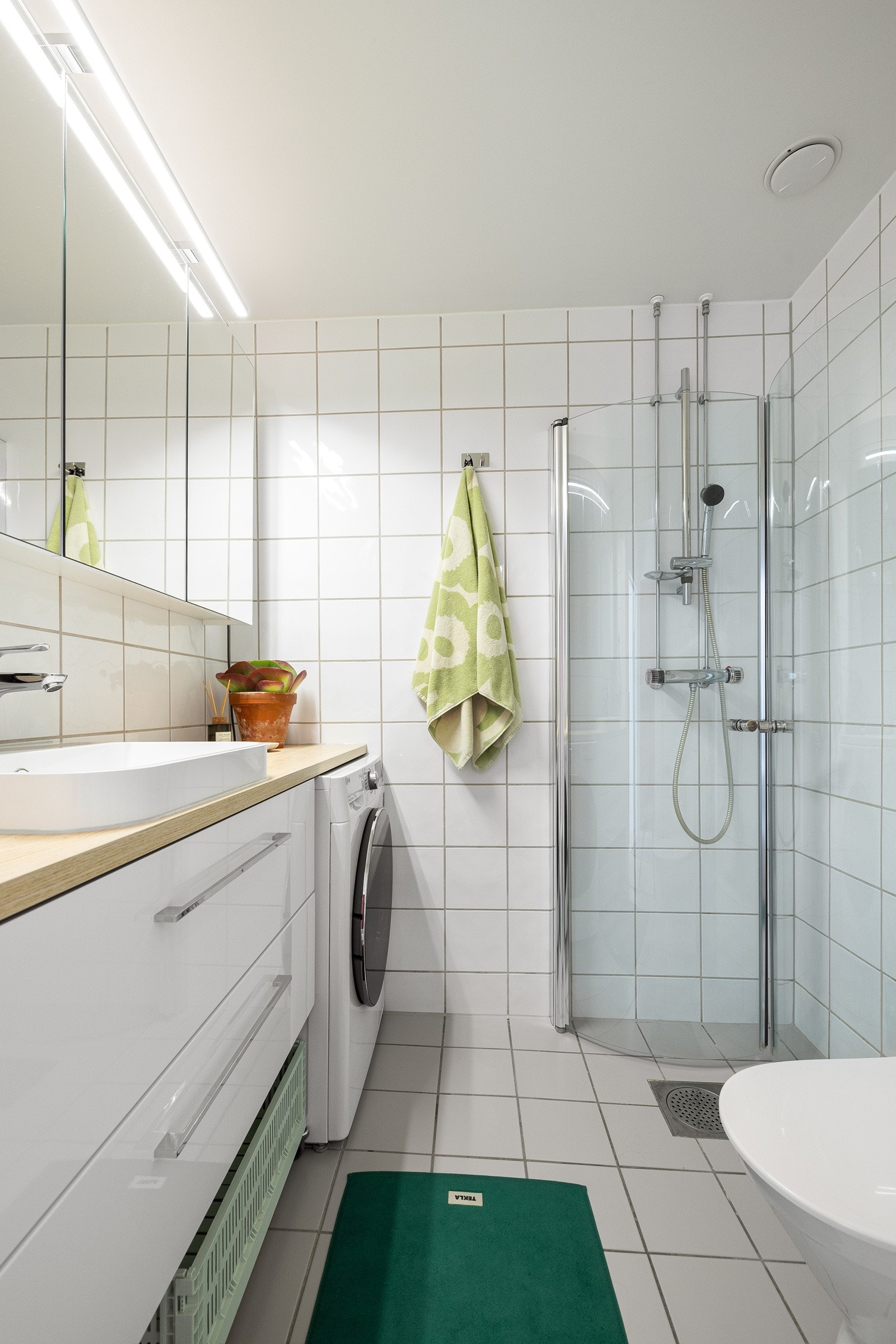 Baderommet ble renovert i regi av borettslaget i 2004/05. Nytt servantskap, benkeplate, speilskap og armatur i 2024. Galleribilde