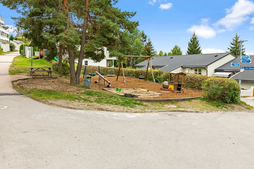 Pent opparbeidede fellesarealer med lekeplass og sittegrupper. Galleribilde