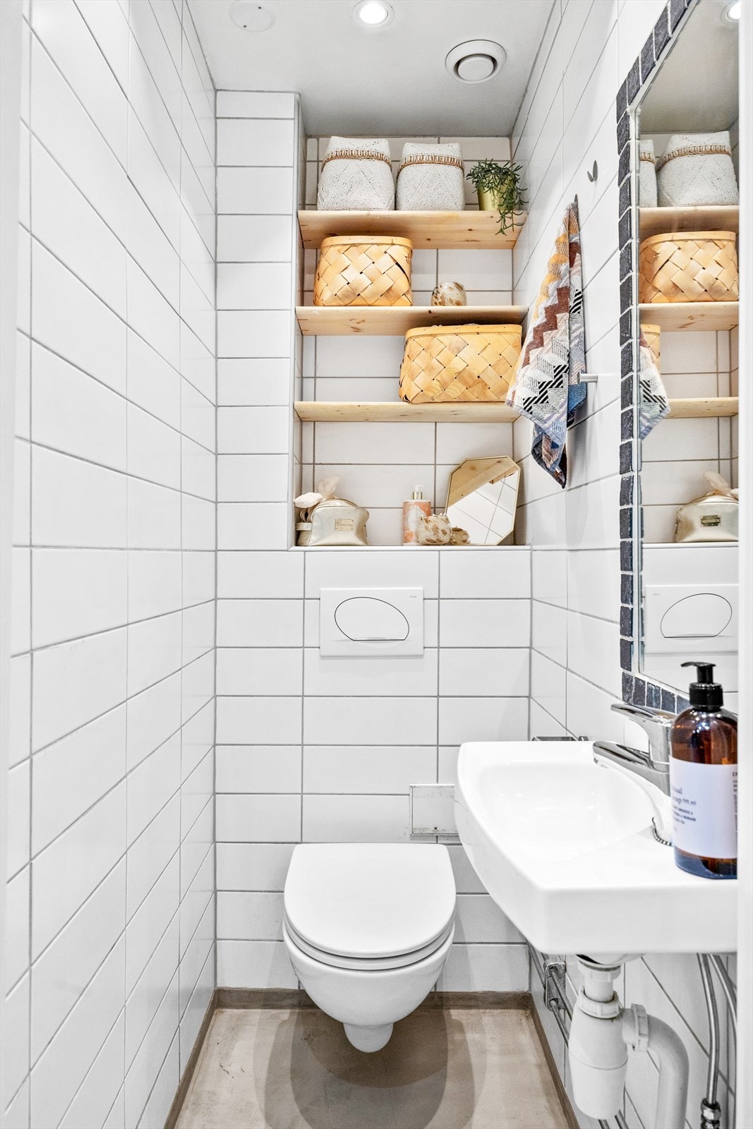 Det er utstyrt med servant, innmurt speil og et vegghengt klosett med innebygd sisterne. Galleribilde