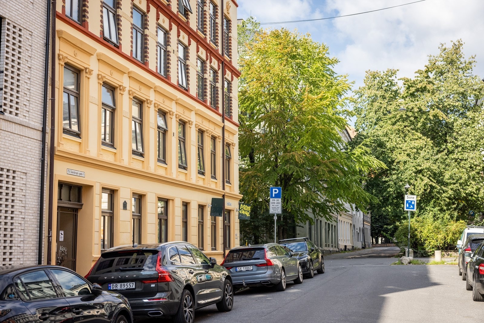 Leiligheten er ideell for deg som ønsker å bo midt i byens pulserende liv, med alle nødvendige servicetilbud, restauranter, kafeer og butikker innen gangavstand. Her får du den perfekte kombinasjonen av urban komfort og praktisk beliggenhet. Galleribilde