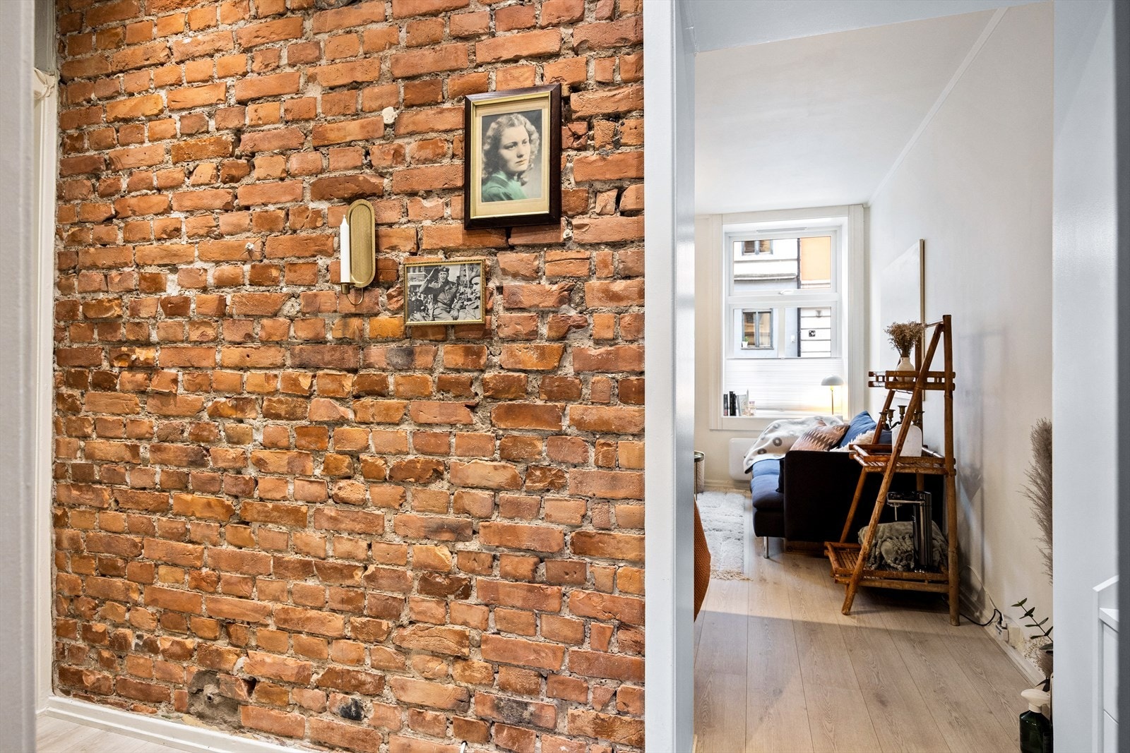 Leiligheten har en innbydende entré med teglstein på veggen, som gir rommet et unikt og karakteristisk særpreg. Galleribilde