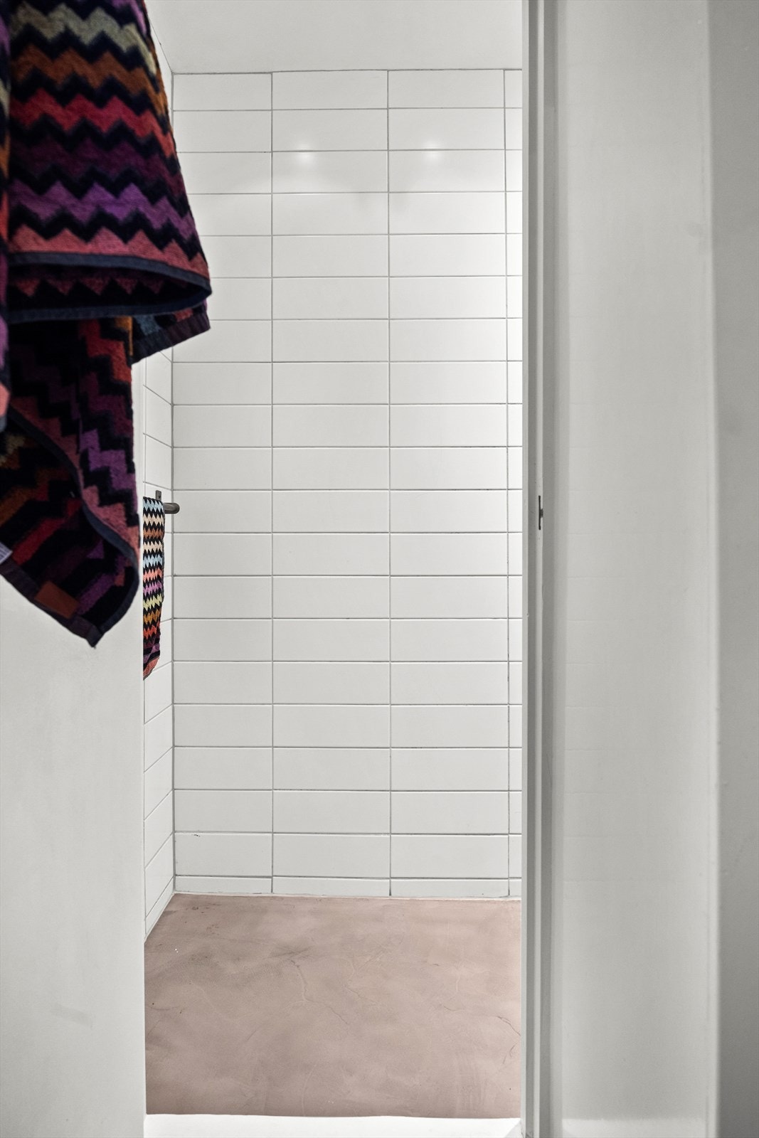 Flott dusjrom med flislagte vegger og mikrosement på gulvet. Galleribilde