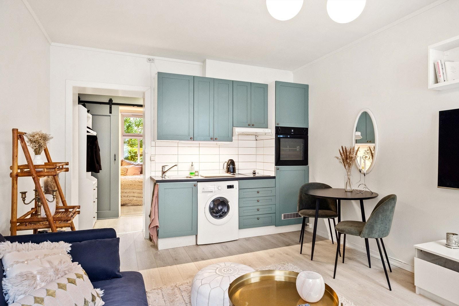 I 2021 ble det lagt nytt laminat på gulvet, noe som tilfører en moderne og frisk stil til rommene.
' Galleribilde