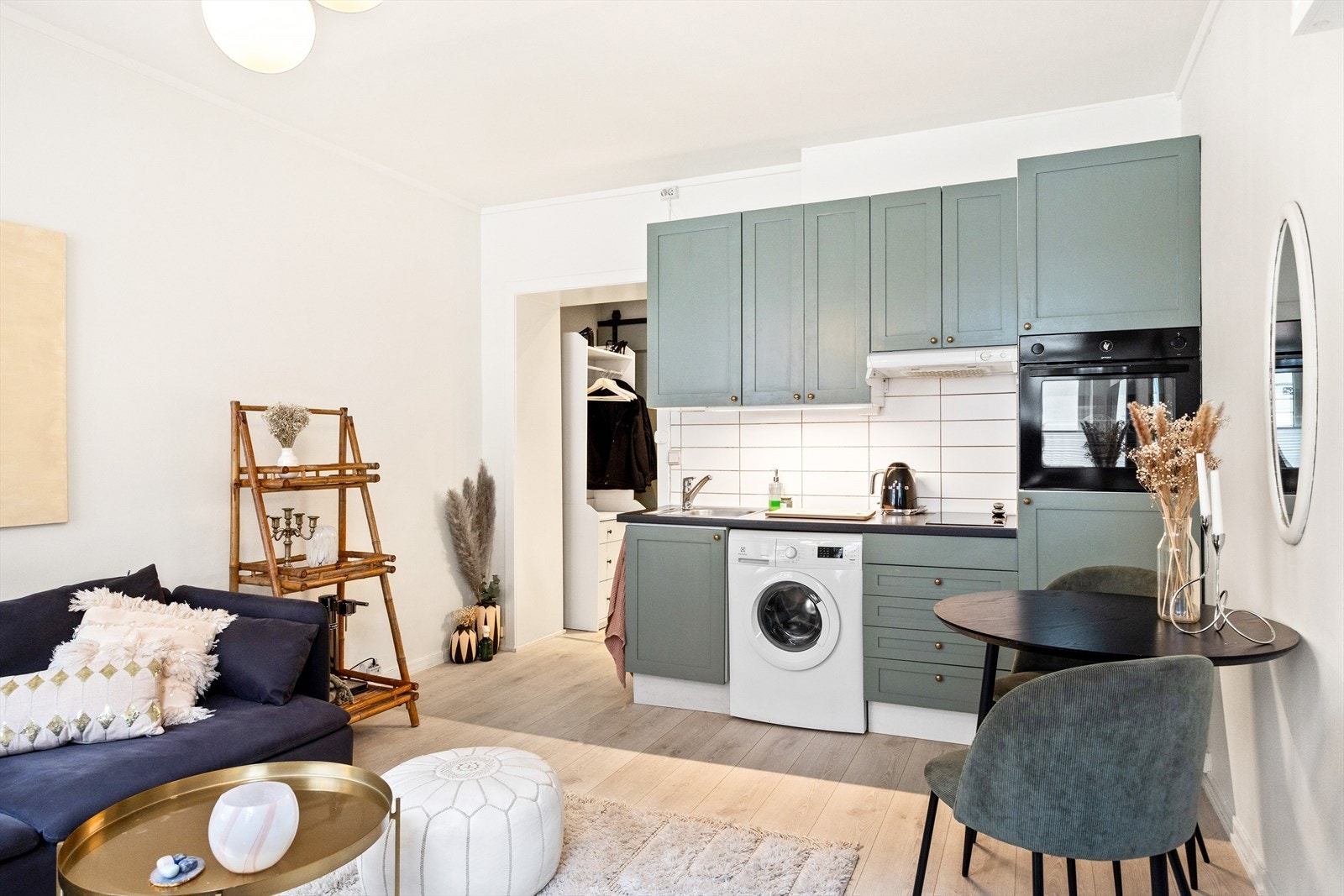 Kjøkkenet er i åpen løsning mot stuen, noe som skaper en hyggelig og sosial atmosfære. Galleribilde