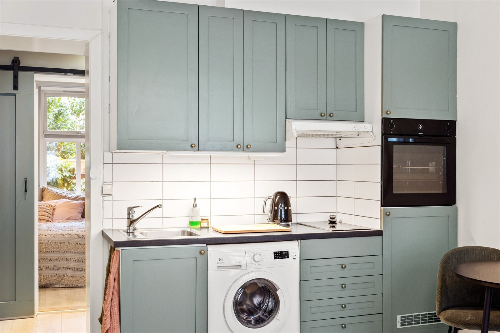 Kjøkkenet har integrerte hvitevarer som platetopp og stekeovn, samt et frittstående kjøleskap. Galleribilde