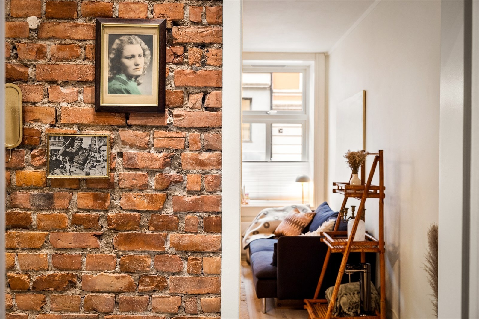 Denne detaljerte overflaten skaper en varm og velkommende atmosfære som gir et spennende førsteinntrykk av boligen. Galleribilde