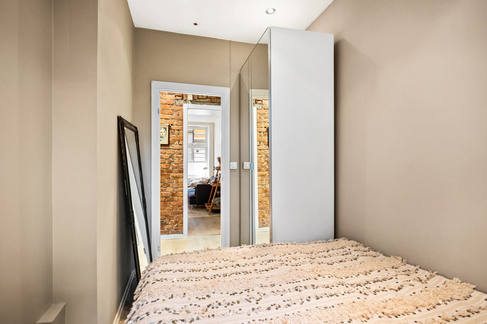 Det er gode oppbevaringsmuligheter i romslig garderobeskap med speilfronter. Takhøyden på soverommet er målt til 2,74 m. Galleribilde