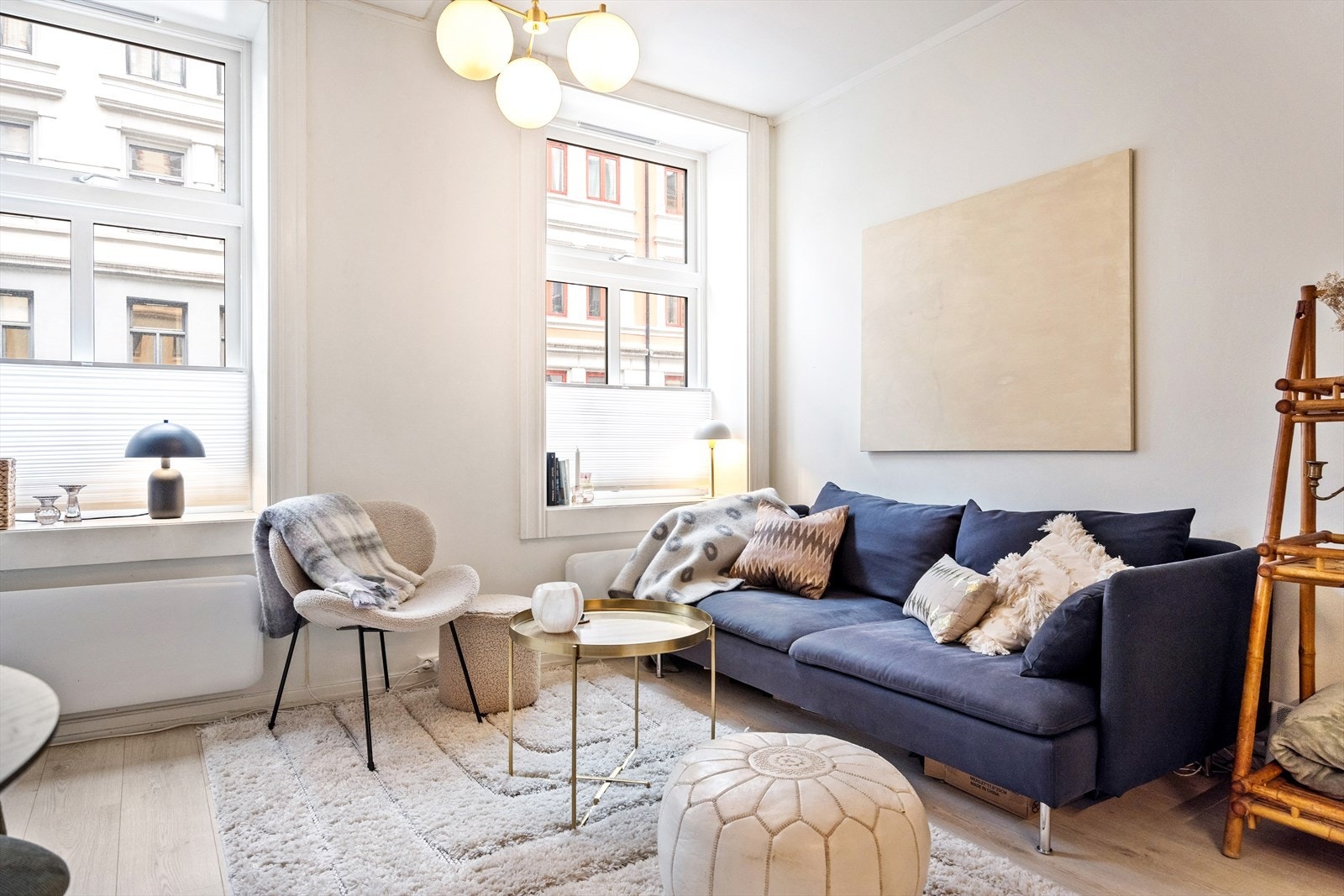 Stuen er lys og luftig med store vindusflater som slipper inn rikelig med naturlig lys. Galleribilde