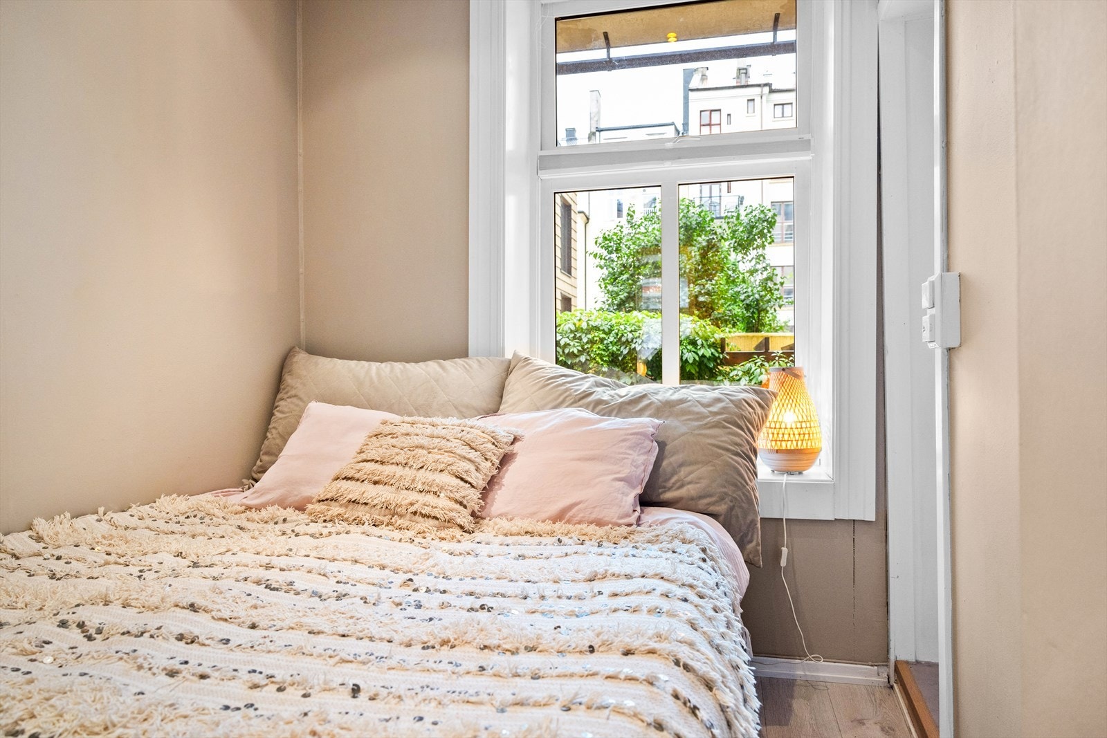 Blandingen av delikate og lune fargevalg på veggene og store vindusflater gir rommet en behagelig følelse. Galleribilde