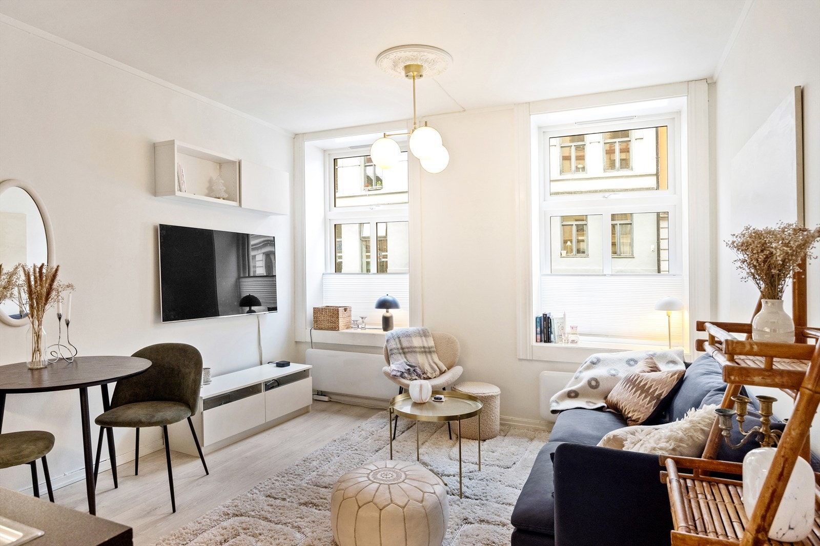 Velkommen til Sverdrups gate 7A! Dette er en gjennomgående og stilren 2-roms leilighet med en sentral beliggenhet på populære Grünerløkka. Galleribilde