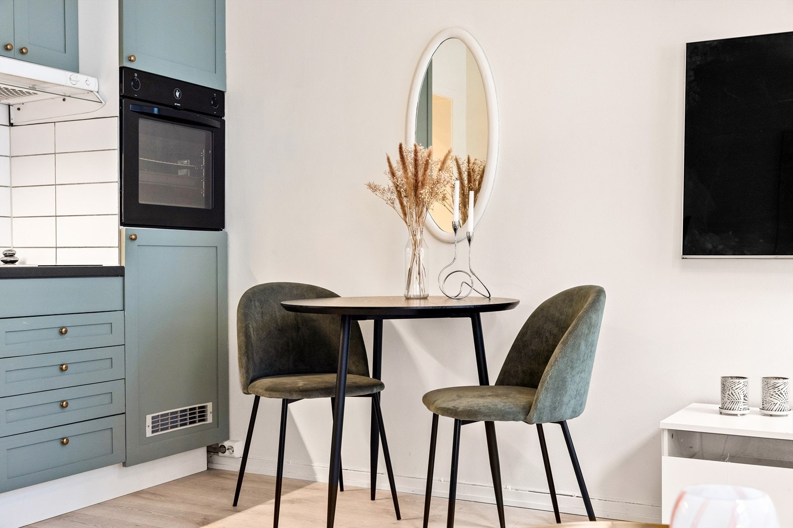 Det er også plass til et hyggelig spisebord, noe som gir rom for gjester på besøk. Galleribilde