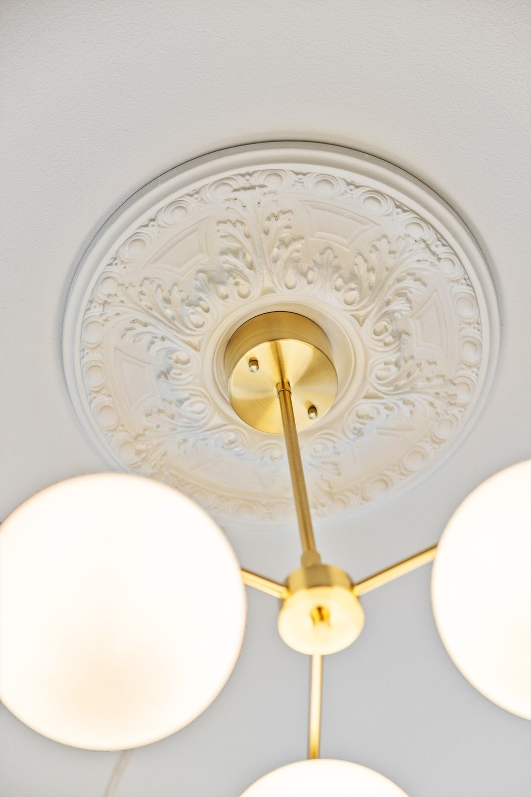 Stuen har vakre detaljer, inkludert en klassisk takrosett, som er satt opp av eier. Galleribilde