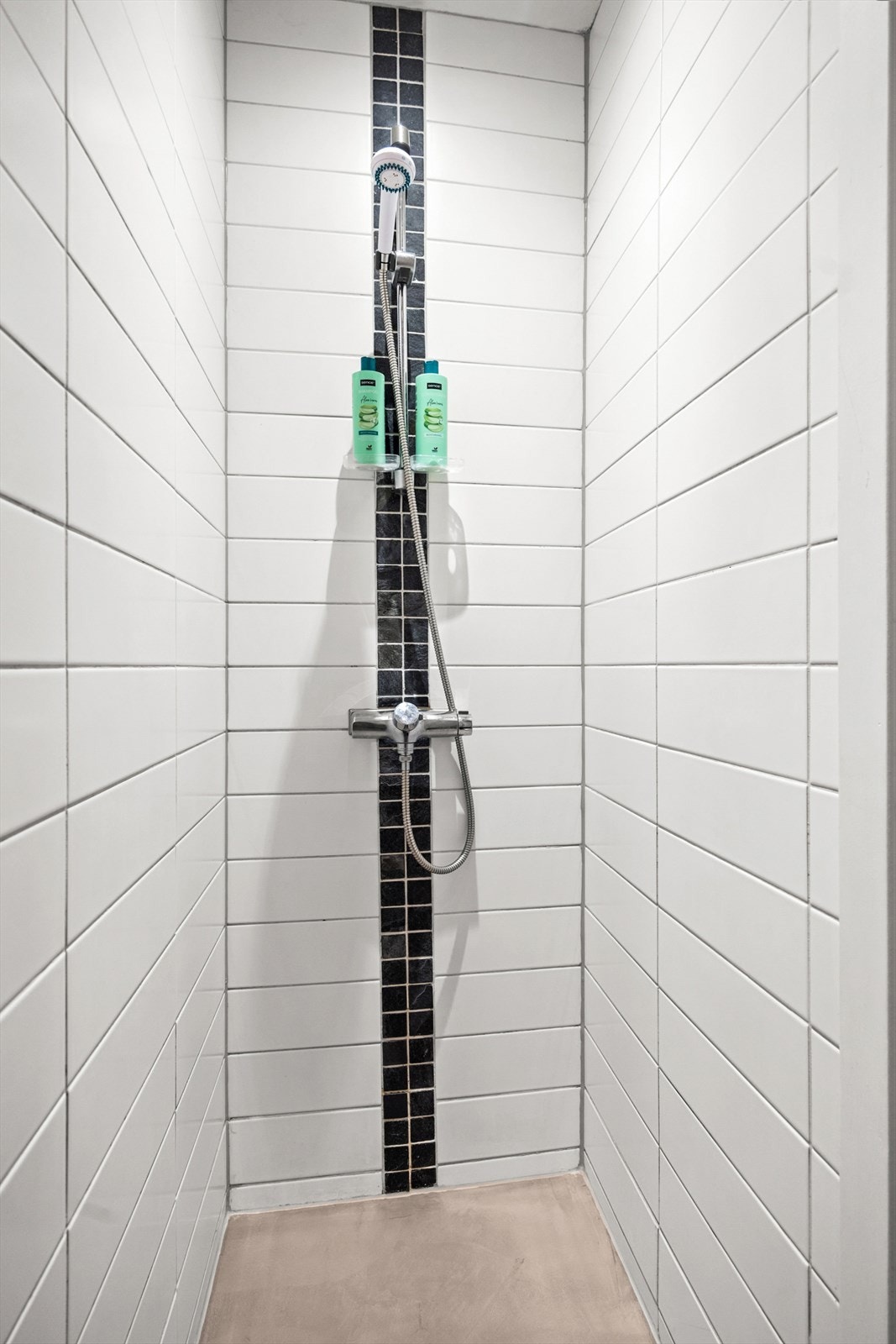 Ifølge tidligere salgsoppgave ble overflatene i rommet oppgradert i 2021, noe som gir et moderne og friskt utseende. Galleribilde