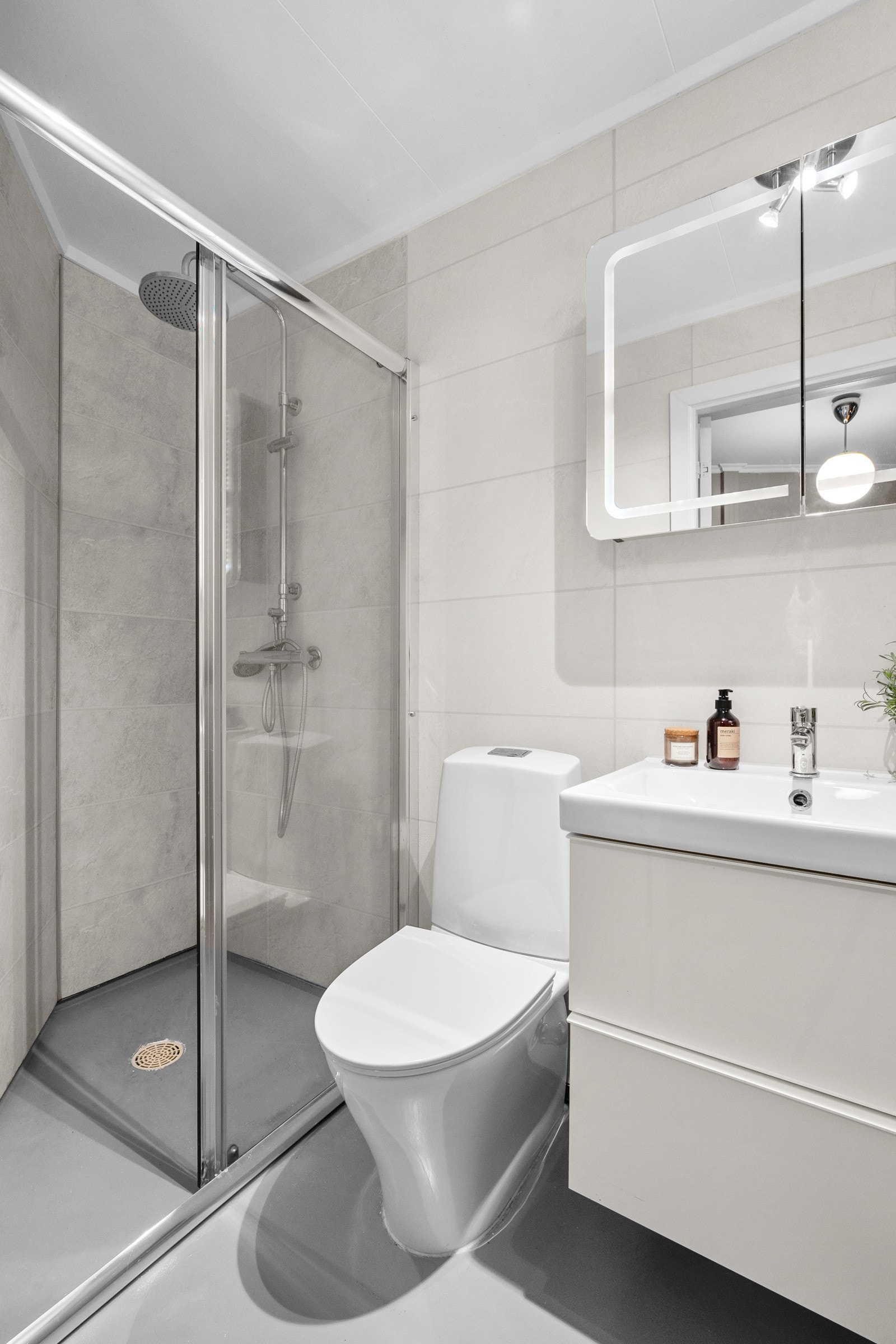 Badet ble oppgradert i 2017, og fremstår som moderne og delikat. Badet har et toalett, opplegg for vaskemaskin og et dusjhjørne med regnfallsdusj. Galleribilde