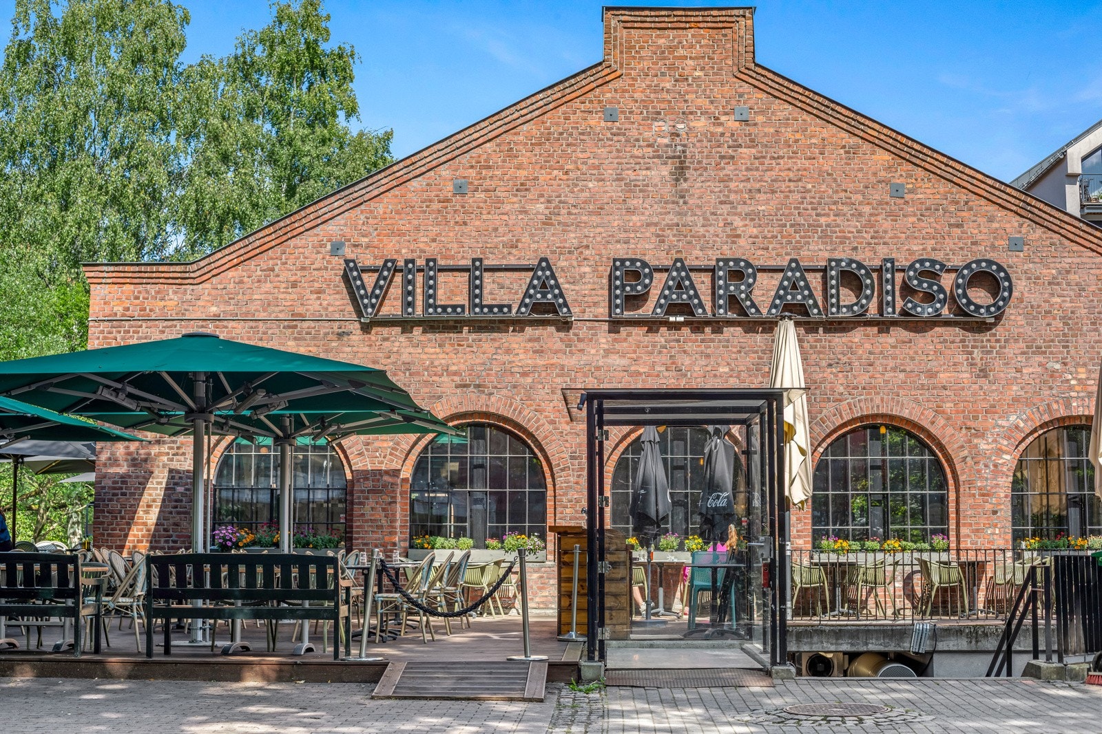 Nærområdet byr på mange spennende spisesteder, her ved Villa Paradiso. Galleribilde