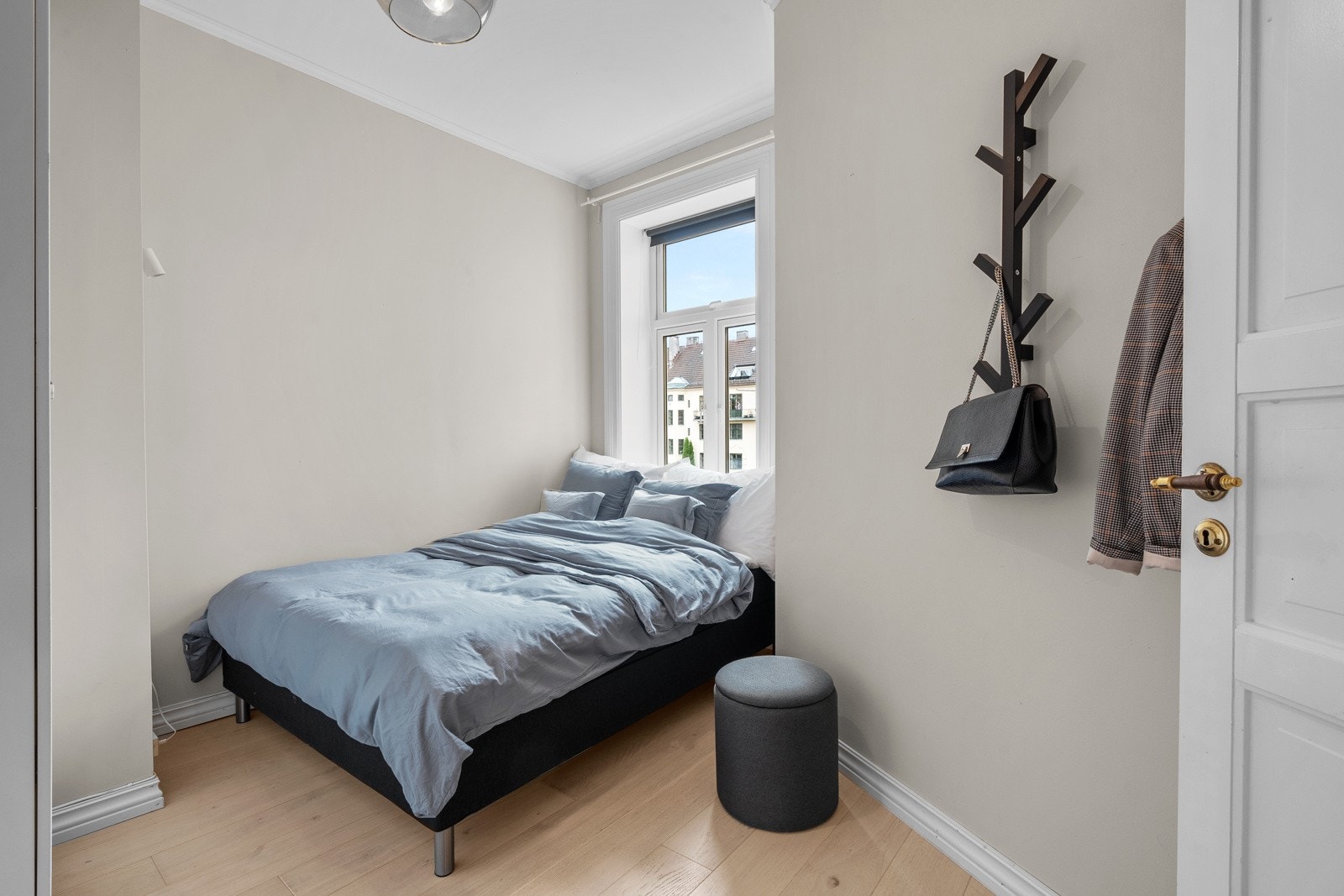 Veggene på soverommene er malt i duse, delikate farger, og begge rommene har enstavs laminat på gulvene. Galleribilde