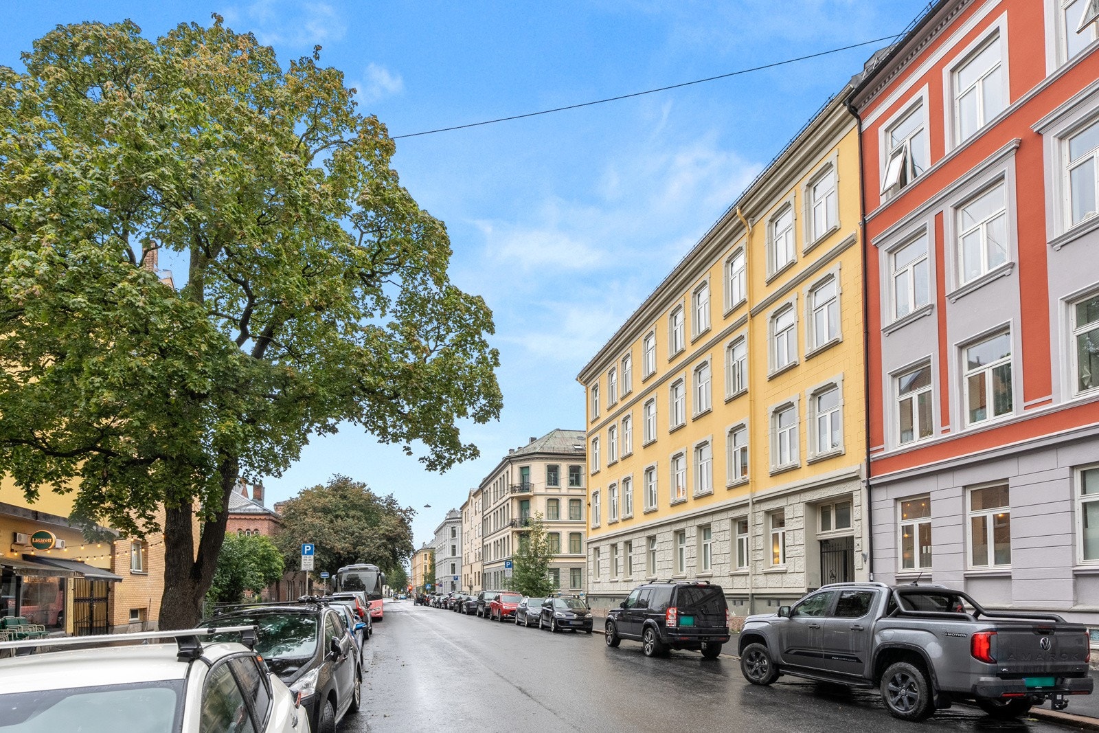 Leiligheten har en rolig og attraktiv beliggenhet på Torshov. Her bor du sentralt og urbant med kort gangavstand til alt du måtte trenge i hverdagen. Galleribilde