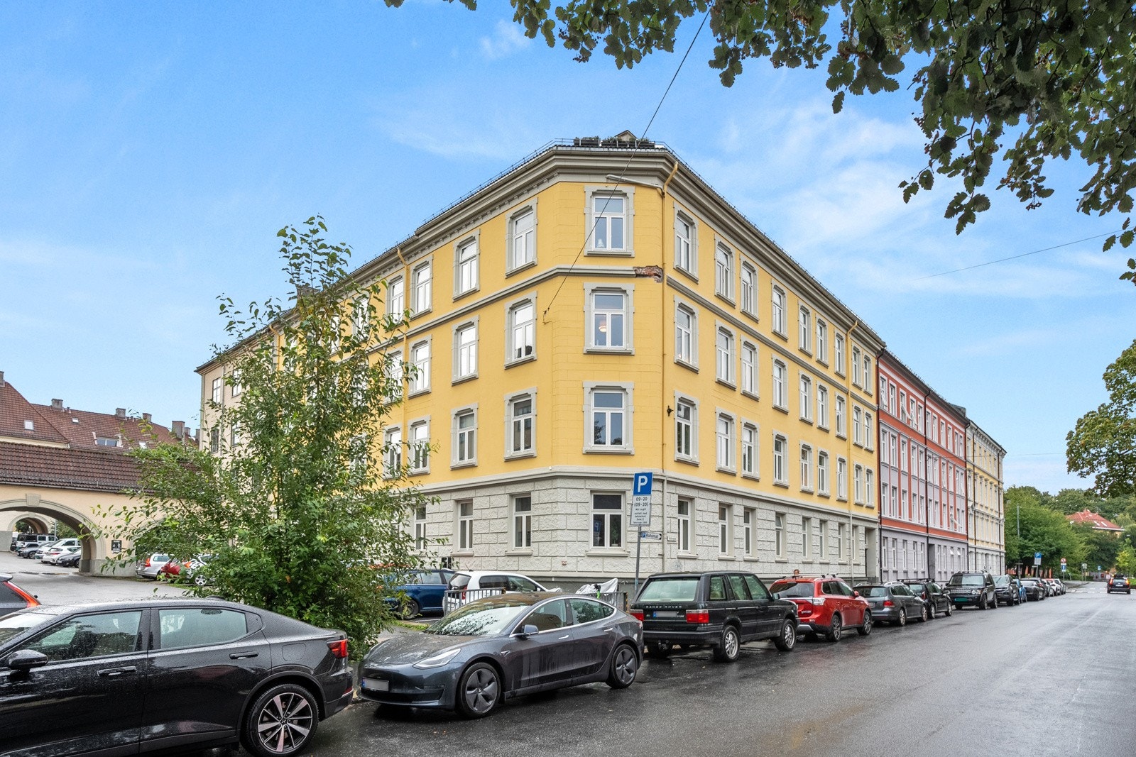 Leiligheten ligger i et klassisk bygg fra 1903, i hjertet av Torshov, med trikkestopp rett i nærheten og gangavstand til alt man trenger i hverdagen. Galleribilde