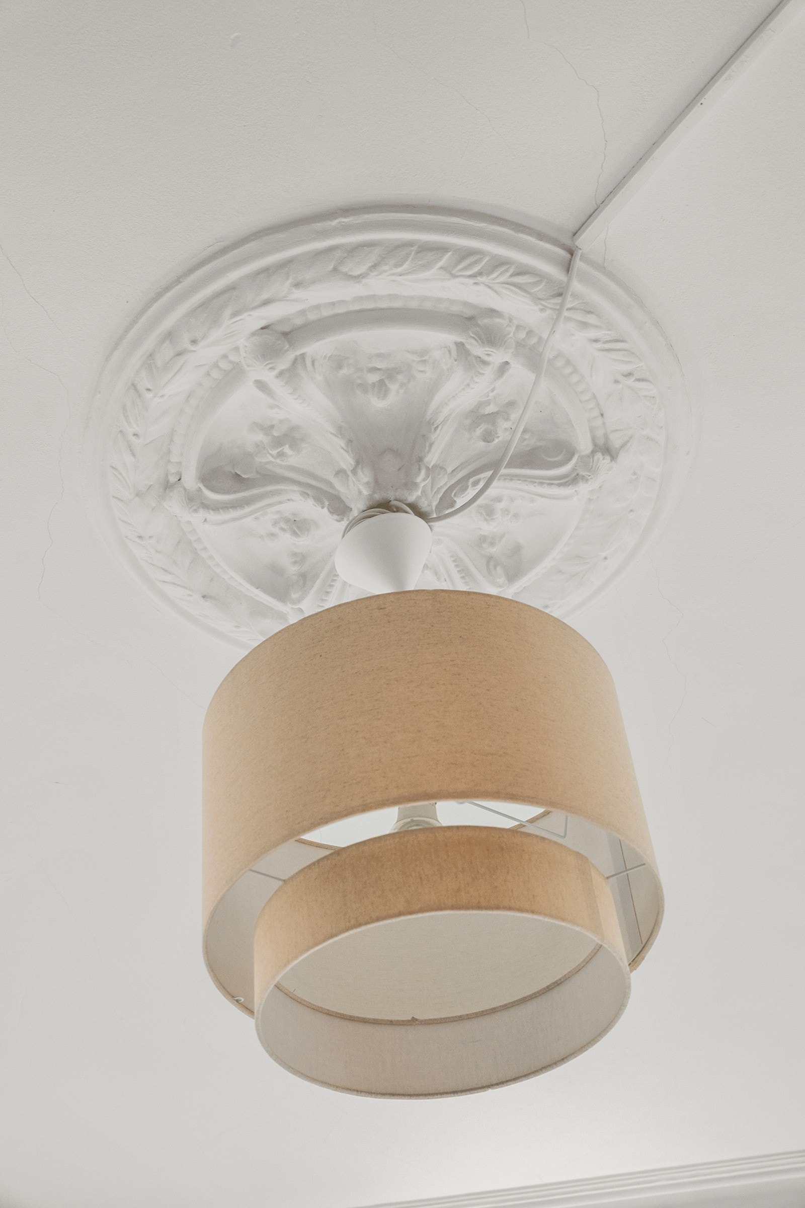 I himlingen er det en takrosett, og stuen har en god peisovn som sørger for lun stemning på kjøligere kvelder. Galleribilde