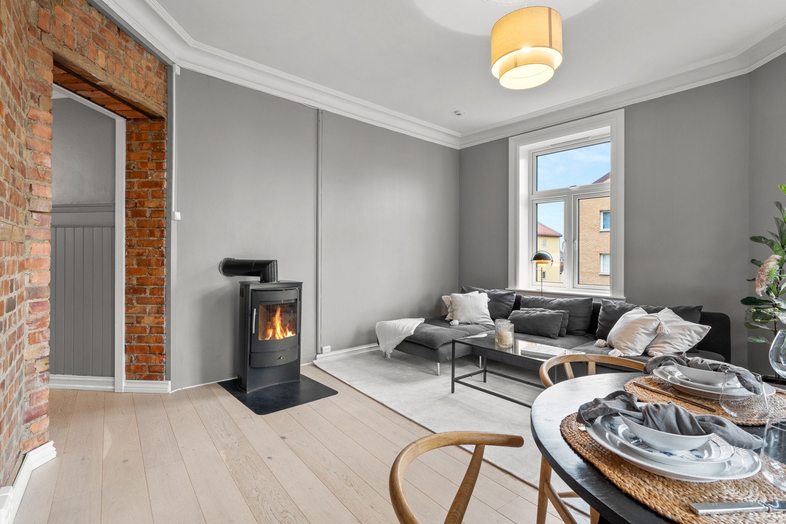 Stuen oppleves som romslig, luftig og innbydende, og den åpne gulvflaten byr på god plass til både sofagruppe og tv-/mediastasjon. Galleribilde