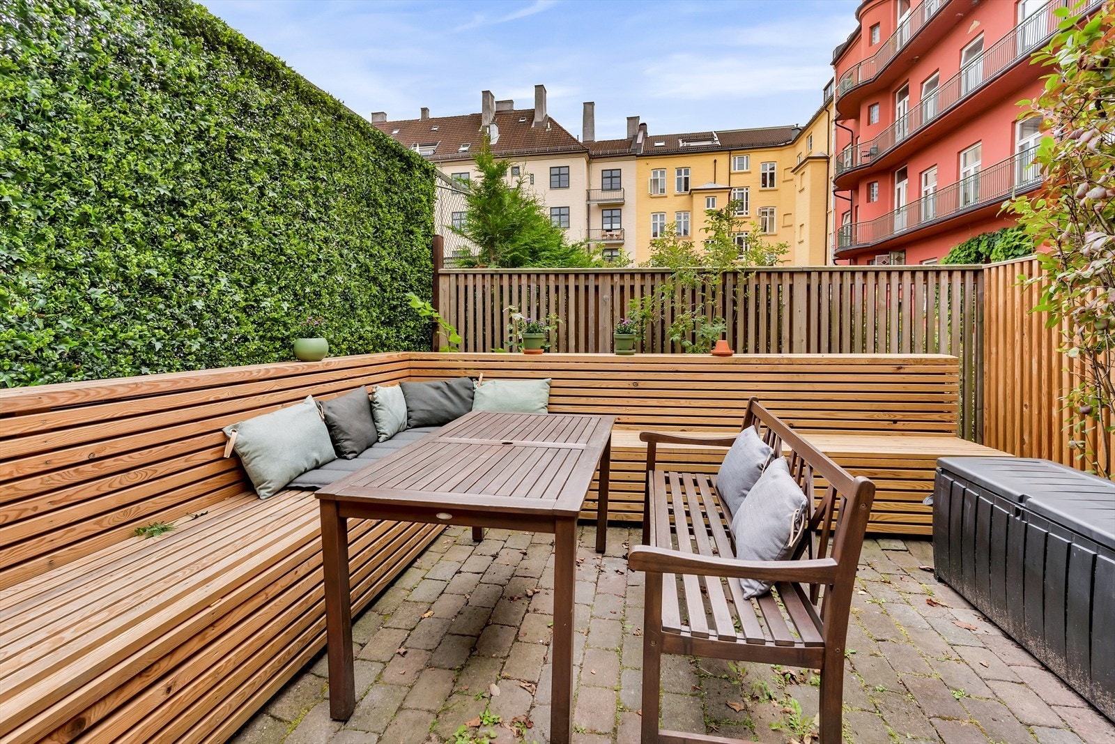 Bakgården er pent opparbeidet med sittegruppe til glede for beboerne. Galleribilde