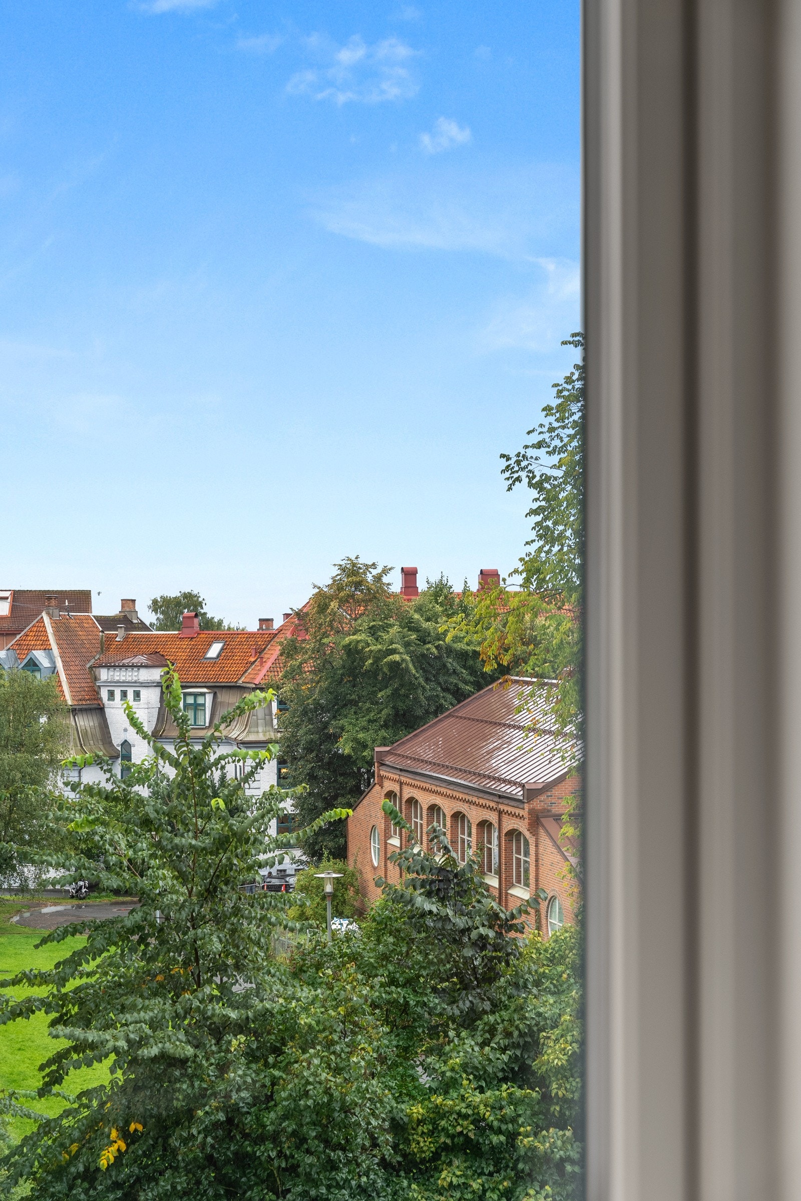 Flott utsyn over nærområdet fra stuen. Galleribilde