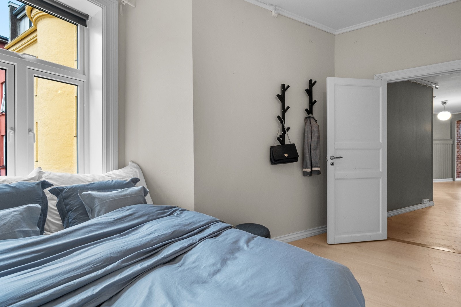 Det er garderobeskap på ett av soverommene, og leiligheten har for øvrig lagringsplass i to disponible kjellerboder på tilsammen ca. 8 kvm. Galleribilde