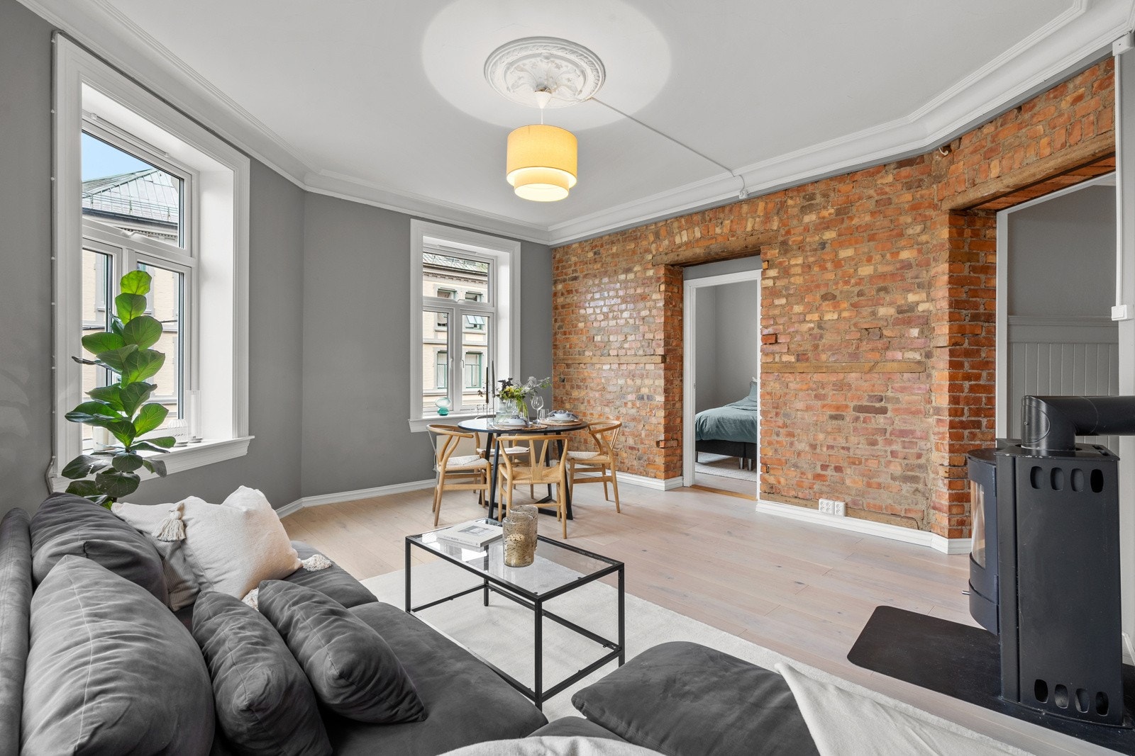 Torshovgata 14B er en lys og pen 3-roms hjørneleilighet i tredje etasje i en klassisk bygård fra 1903. Galleribilde