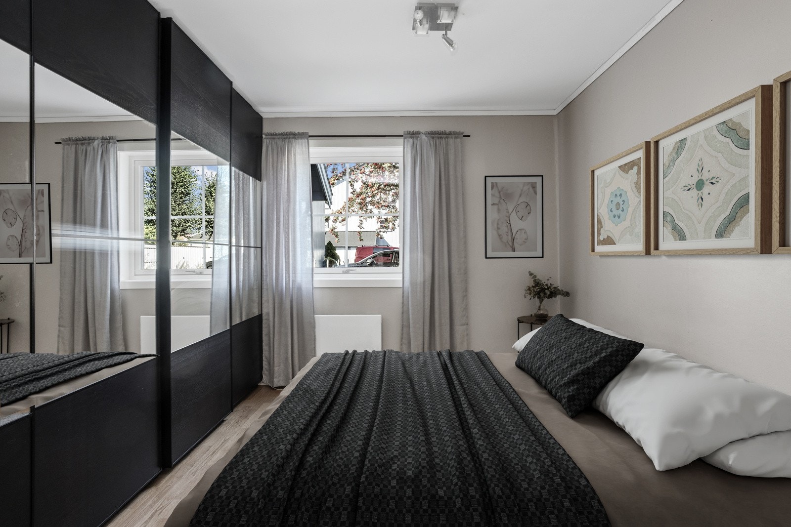 Hovedsoverom med stor skyvedørsgarderobe. Galleribilde
