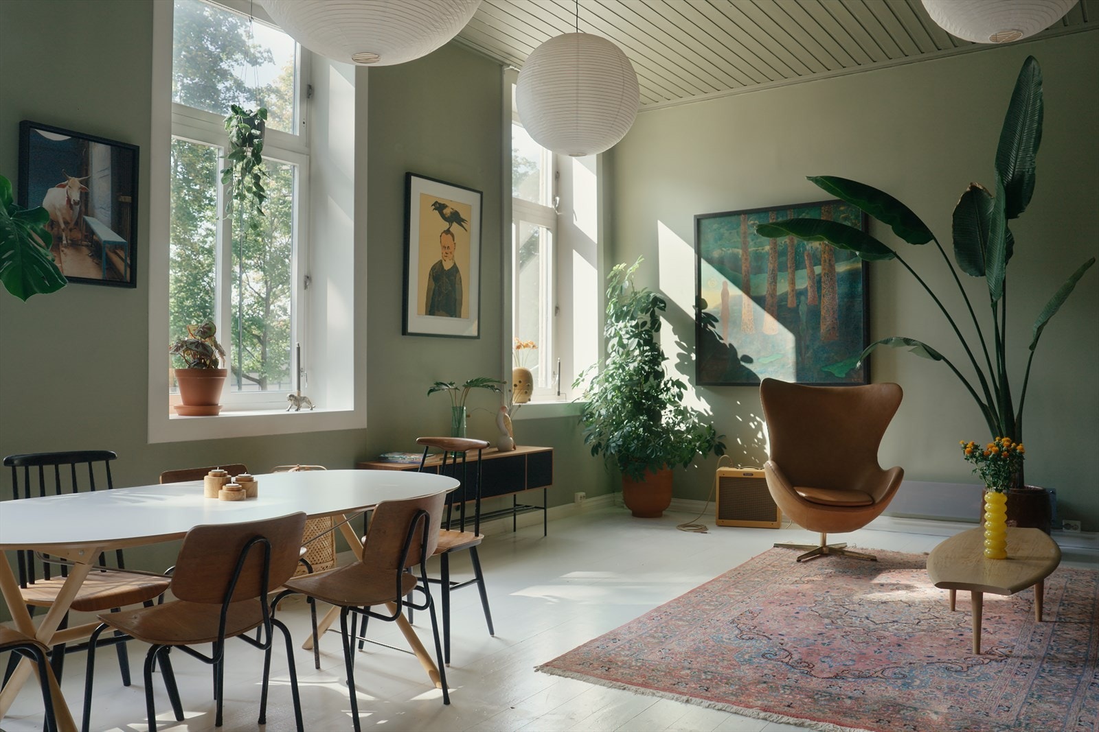 Store vindusflater som gir rikelig med naturlig lys inn i leiligheten. Galleribilde
