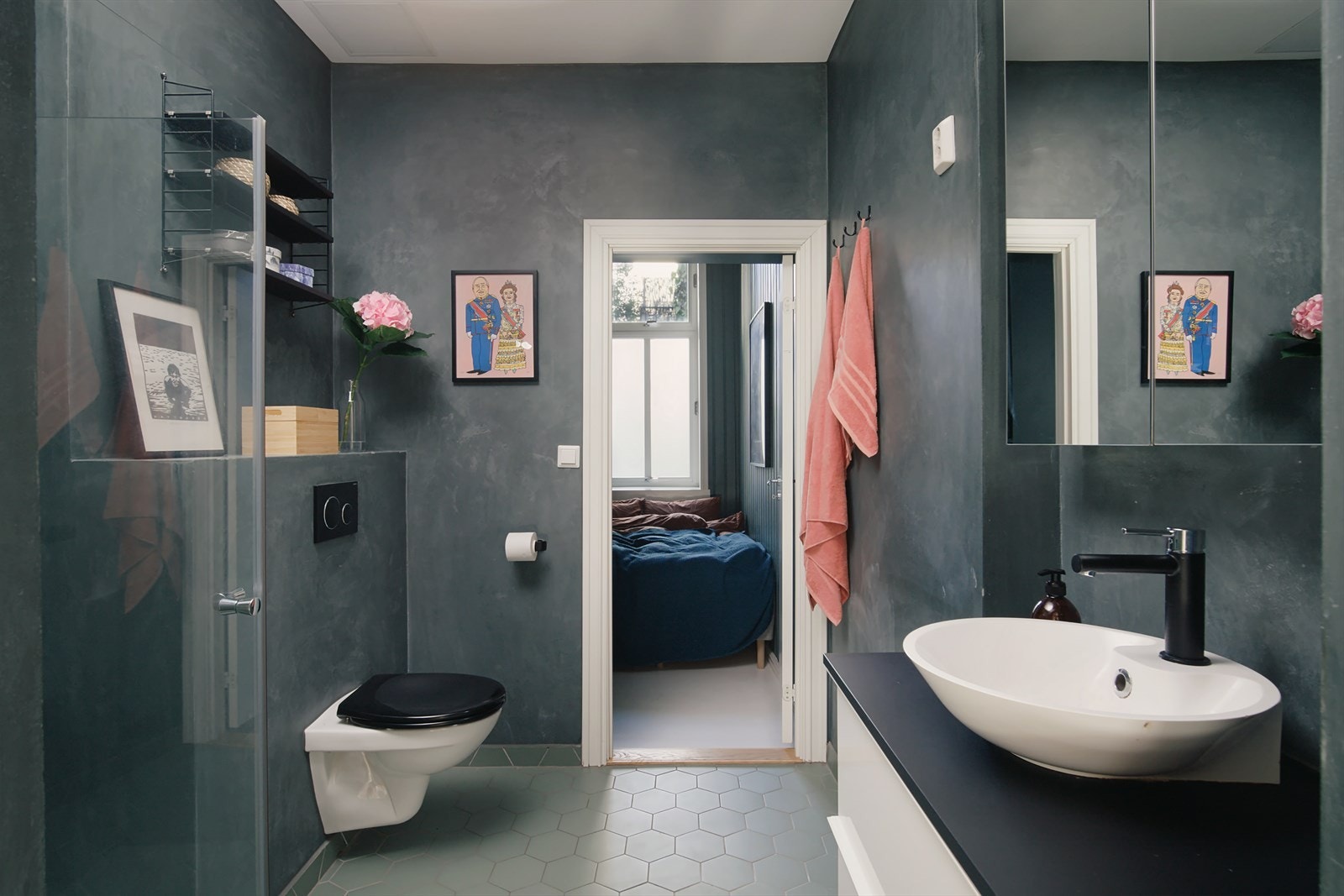 Badet er delvis flislagt på gulv og dusjsone, samt mikrosement på øvrige vegger. Galleribilde